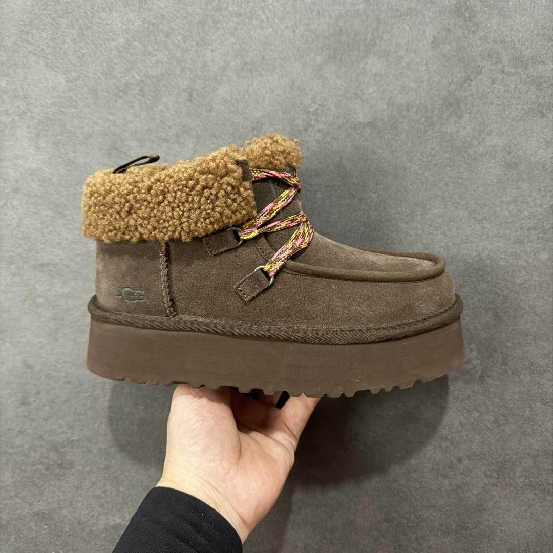 【SP顶级版】UGG 1143954 芙卡拉 秋冬羊毛一体雪地靴 原代工厂隆丰A级真羊毛皮一体完全遵循正平正品,精选A级羊皮毛一体材质,内里毛绒如云朵般包裹双脚,白带恒温属性一寒锁温抗冻,股季透气排湿,让双脚时刻处于干爽舒适的状态,轻量化设计搭配柔韧鞋底,每一步都似踩在软垫上,再加上贴合足型的弧度与足跟支撑,无论是居家休憩,外出通勤还是日常跑腿,全天行走也无负担。 从经典高筒靴到简约拖鞋,从基础中性色到潮流设计,既能与牛仔裤、卫衣打造随性日常,也能搭配裙子、男女同款更能轻松适配情侣穿搭。 优质羊皮毛天生耐磨损,搭配扎实工艺与防水科技加持,能抵御日常磨损与雨雪侵袭。一双穿数年仍能保持柔软质感💪🏻 尺码:35-40-选品中心