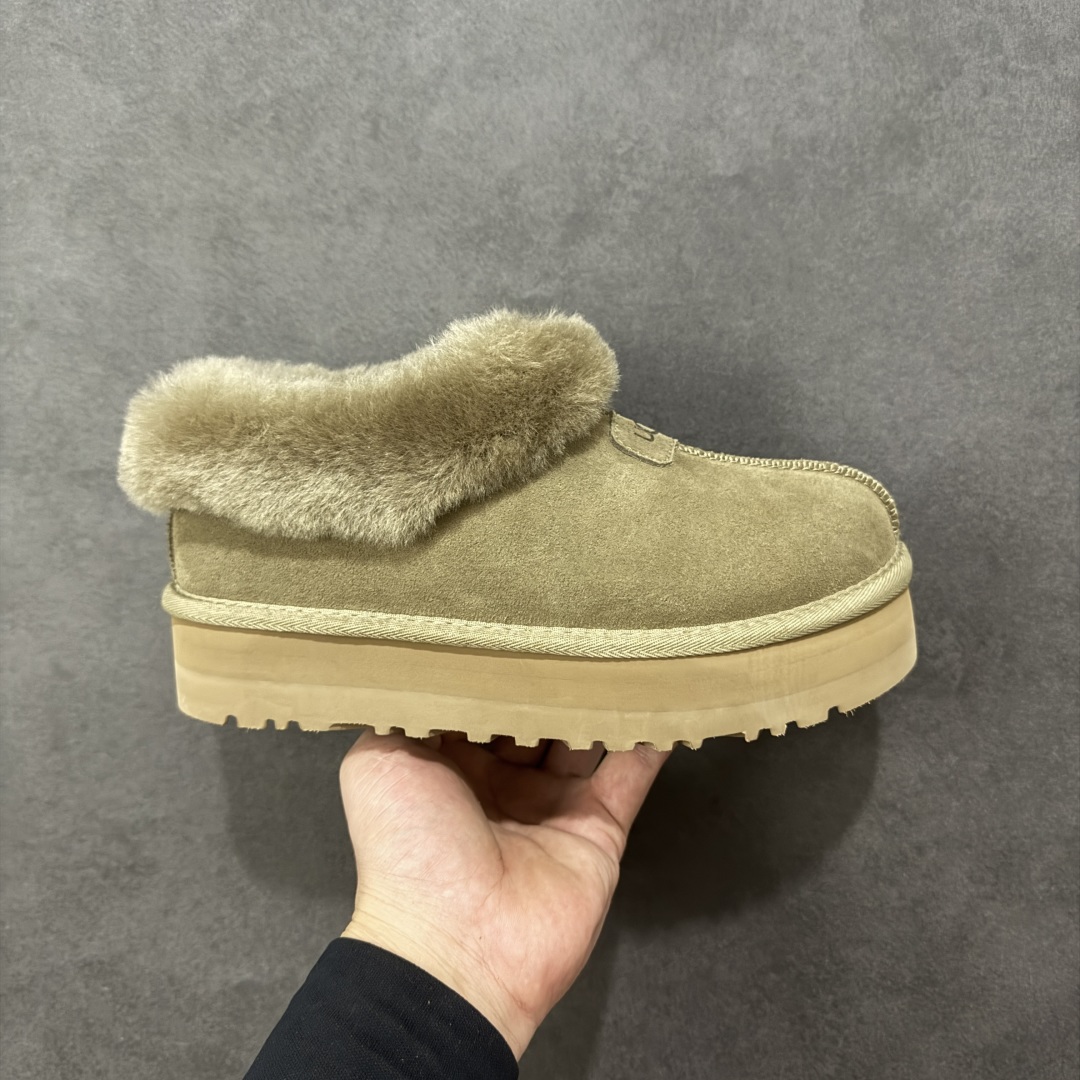 【SP顶级版】UGG W TATST 秋冬羊毛一体雪地靴 W/1134810 原代工厂隆丰A级真羊毛皮一体完全遵循正平正品,精选A级羊皮毛一体材质,内里毛绒如云朵般包裹双脚,白带恒温属性一寒锁温抗冻,股季透气排湿,让双脚时刻处于干爽舒适的状态,轻量化设计搭配柔韧鞋底,每一步都似踩在软垫上,再加上贴合足型的弧度与足跟支撑,无论是居家休憩,外出通勤还是日常跑腿,全天行走也无负担。 从经典高筒靴到简约拖鞋,从基础中性色到潮流设计,既能与牛仔裤、卫衣打造随性日常,也能搭配裙子、男女同款更能轻松适配情侣穿搭。 优质羊皮毛天生耐磨损,搭配扎实工艺与防水科技加持,能抵御日常磨损与雨雪侵袭。一双穿数年仍能保持柔软质感💪🏻 尺码:35-40-选品中心