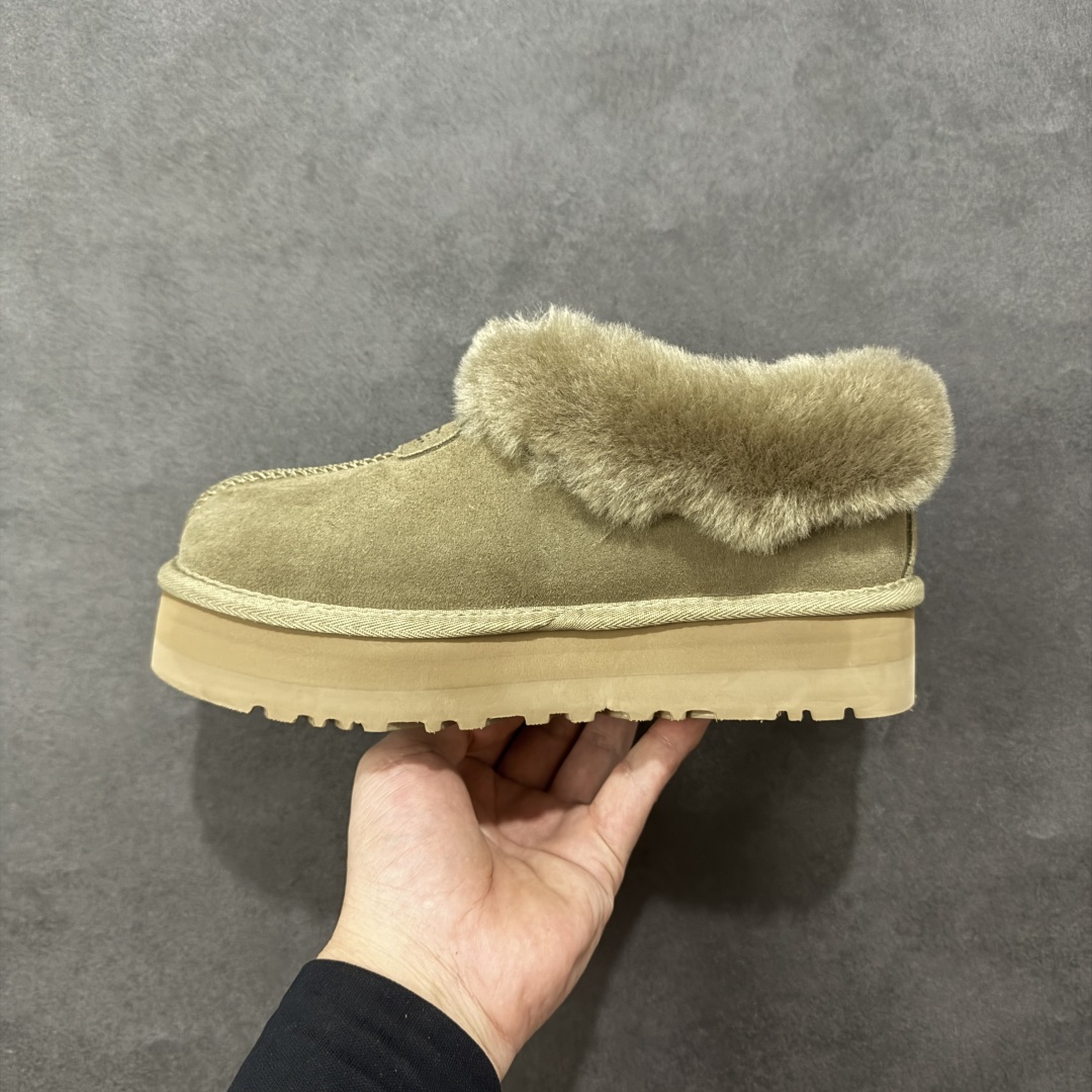 图片[2]-【SP顶级版】UGG W TATST 秋冬羊毛一体雪地靴 W/1134810 原代工厂隆丰A级真羊毛皮一体完全遵循正平正品，精选A级羊皮毛一体材质，内里毛绒如云朵般包裹双脚，白带恒温属性一寒锁温抗冻，股季透气排湿，让双脚时刻处于干爽舒适的状态，轻量化设计搭配柔韧鞋底，每一步都似踩在软垫上，再加上贴合足型的弧度与足跟支撑，无论是居家休憩,外出通勤还是日常跑腿，全天行走也无负担。 从经典高筒靴到简约拖鞋，从基础中性色到潮流设计，既能与牛仔裤、卫衣打造随性日常，也能搭配裙子、男女同款更能轻松适配情侣穿搭。 优质羊皮毛天生耐磨损，搭配扎实工艺与防水科技加持，能抵御日常磨损与雨雪侵袭。一双穿数年仍能保持柔软质感💪🏻 尺码：35-40-选品中心