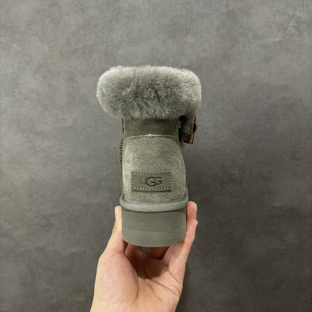 图片[4]-【SP顶级版】UGG W CLASSIC SHORT 2 秋冬羊毛一体雪地靴 W/1118816 原代工厂隆丰A级真羊毛皮一体完全遵循正平正品，精选A级羊皮毛一体材质，内里毛绒如云朵般包裹双脚，白带恒温属性一寒锁温抗冻，股季透气排湿，让双脚时刻处于干爽舒适的状态，轻量化设计搭配柔韧鞋底，每一步都似踩在软垫上，再加上贴合足型的弧度与足跟支撑，无论是居家休憩,外出通勤还是日常跑腿，全天行走也无负担。 从经典高筒靴到简约拖鞋，从基础中性色到潮流设计，既能与牛仔裤、卫衣打造随性日常，也能搭配裙子、男女同款更能轻松适配情侣穿搭。 优质羊皮毛天生耐磨损，搭配扎实工艺与防水科技加持，能抵御日常磨损与雨雪侵袭。一双穿数年仍能保持柔软质感💪🏻 尺码：35-40-选品中心