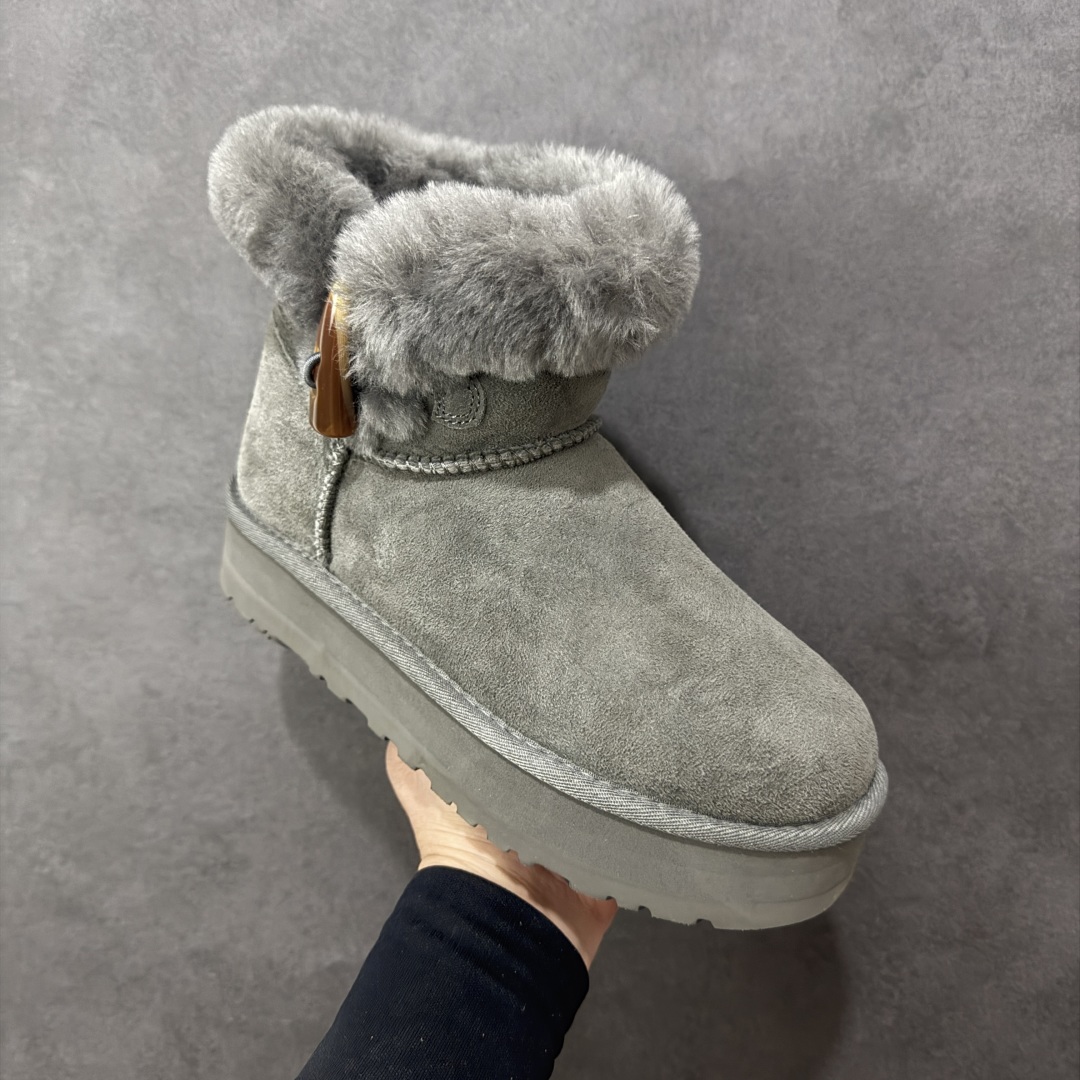 图片[3]-【SP顶级版】UGG W CLASSIC SHORT 2 秋冬羊毛一体雪地靴 W/1118816 原代工厂隆丰A级真羊毛皮一体完全遵循正平正品，精选A级羊皮毛一体材质，内里毛绒如云朵般包裹双脚，白带恒温属性一寒锁温抗冻，股季透气排湿，让双脚时刻处于干爽舒适的状态，轻量化设计搭配柔韧鞋底，每一步都似踩在软垫上，再加上贴合足型的弧度与足跟支撑，无论是居家休憩,外出通勤还是日常跑腿，全天行走也无负担。 从经典高筒靴到简约拖鞋，从基础中性色到潮流设计，既能与牛仔裤、卫衣打造随性日常，也能搭配裙子、男女同款更能轻松适配情侣穿搭。 优质羊皮毛天生耐磨损，搭配扎实工艺与防水科技加持，能抵御日常磨损与雨雪侵袭。一双穿数年仍能保持柔软质感💪🏻 尺码：35-40-选品中心