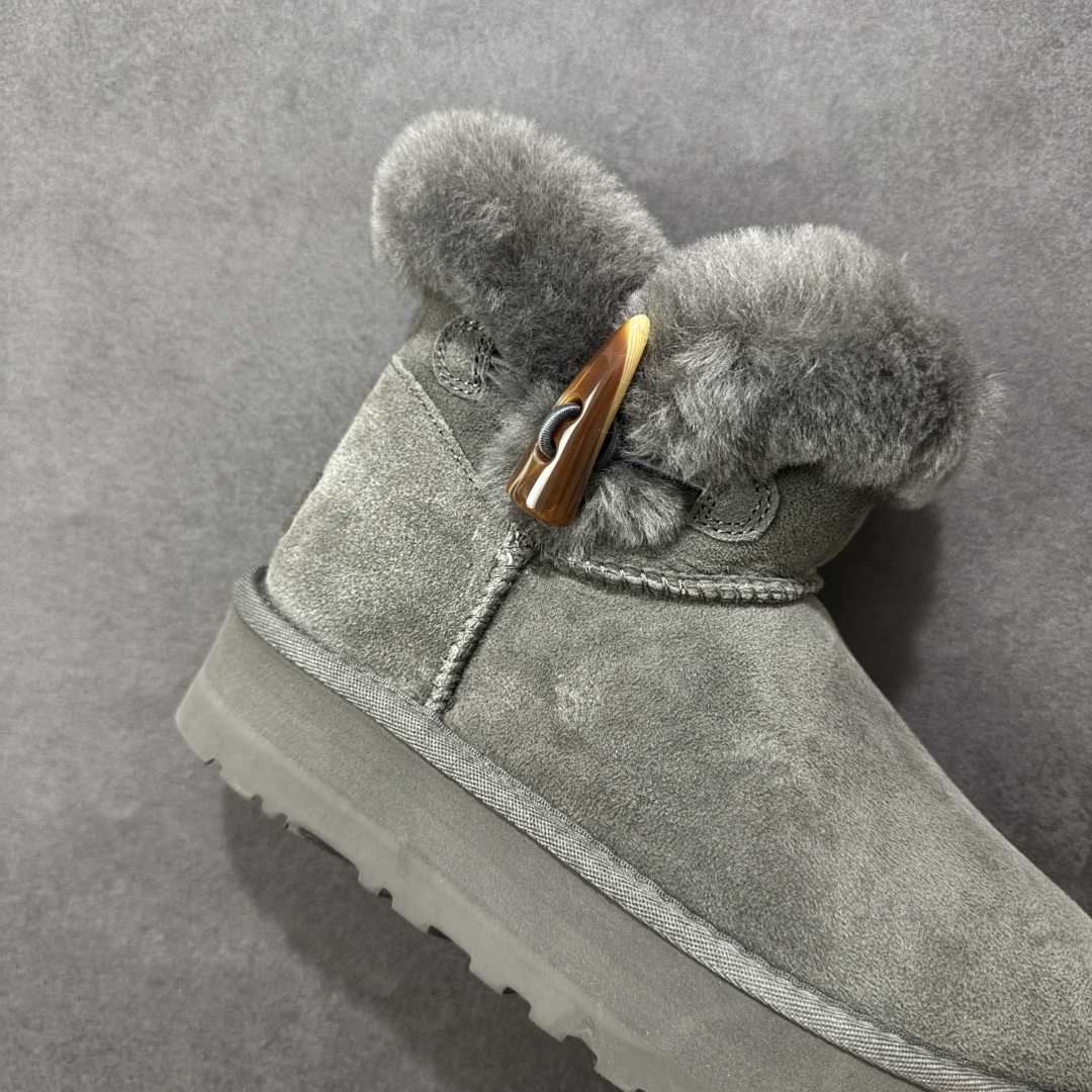 图片[6]-【SP顶级版】UGG W CLASSIC SHORT 2 秋冬羊毛一体雪地靴 W/1118816 原代工厂隆丰A级真羊毛皮一体完全遵循正平正品，精选A级羊皮毛一体材质，内里毛绒如云朵般包裹双脚，白带恒温属性一寒锁温抗冻，股季透气排湿，让双脚时刻处于干爽舒适的状态，轻量化设计搭配柔韧鞋底，每一步都似踩在软垫上，再加上贴合足型的弧度与足跟支撑，无论是居家休憩,外出通勤还是日常跑腿，全天行走也无负担。 从经典高筒靴到简约拖鞋，从基础中性色到潮流设计，既能与牛仔裤、卫衣打造随性日常，也能搭配裙子、男女同款更能轻松适配情侣穿搭。 优质羊皮毛天生耐磨损，搭配扎实工艺与防水科技加持，能抵御日常磨损与雨雪侵袭。一双穿数年仍能保持柔软质感💪🏻 尺码：35-40-选品中心