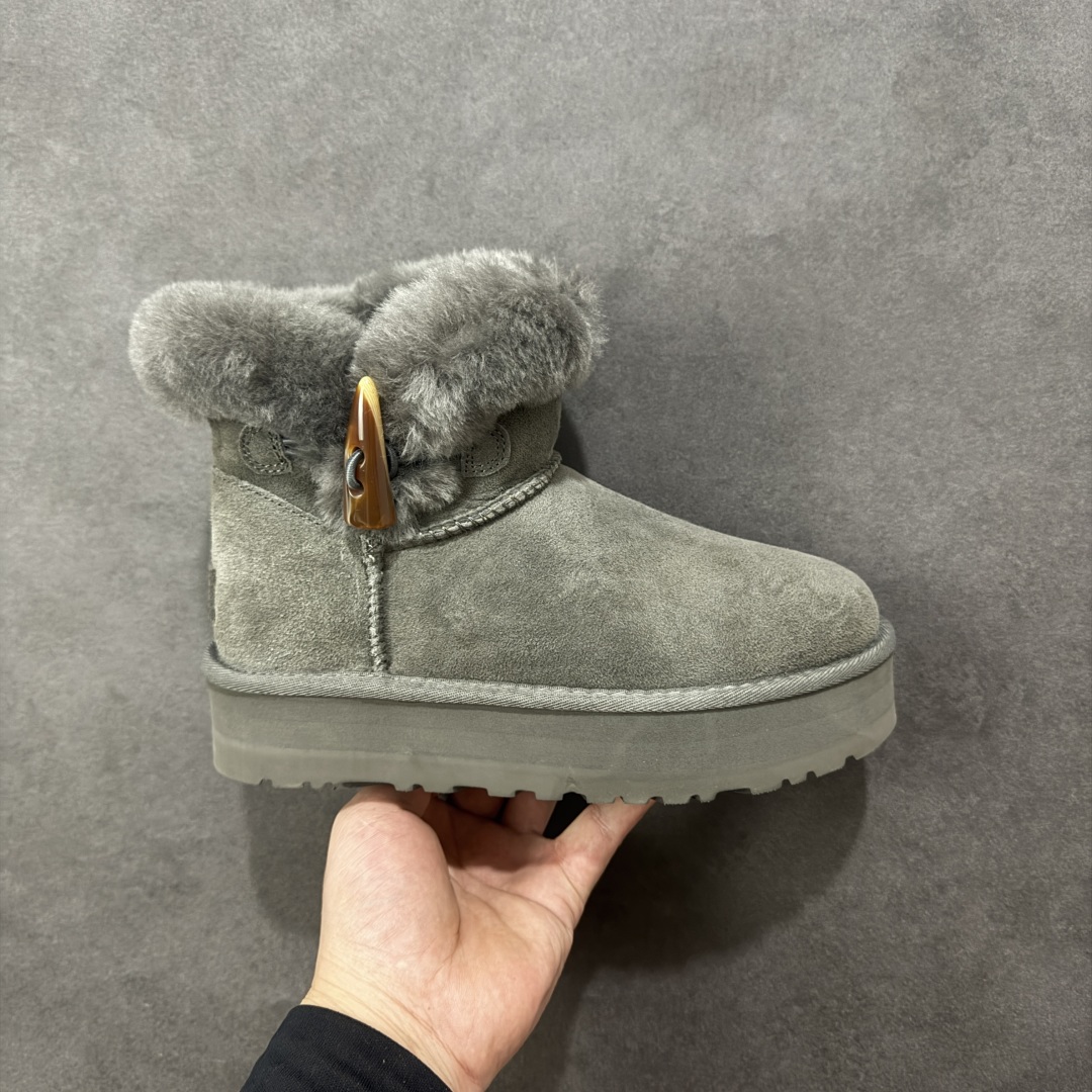 【SP顶级版】UGG W CLASSIC SHORT 2 秋冬羊毛一体雪地靴 W/1118816 原代工厂隆丰A级真羊毛皮一体完全遵循正平正品,精选A级羊皮毛一体材质,内里毛绒如云朵般包裹双脚,白带恒温属性一寒锁温抗冻,股季透气排湿,让双脚时刻处于干爽舒适的状态,轻量化设计搭配柔韧鞋底,每一步都似踩在软垫上,再加上贴合足型的弧度与足跟支撑,无论是居家休憩,外出通勤还是日常跑腿,全天行走也无负担。 从经典高筒靴到简约拖鞋,从基础中性色到潮流设计,既能与牛仔裤、卫衣打造随性日常,也能搭配裙子、男女同款更能轻松适配情侣穿搭。 优质羊皮毛天生耐磨损,搭配扎实工艺与防水科技加持,能抵御日常磨损与雨雪侵袭。一双穿数年仍能保持柔软质感💪🏻 尺码:35-40-选品中心