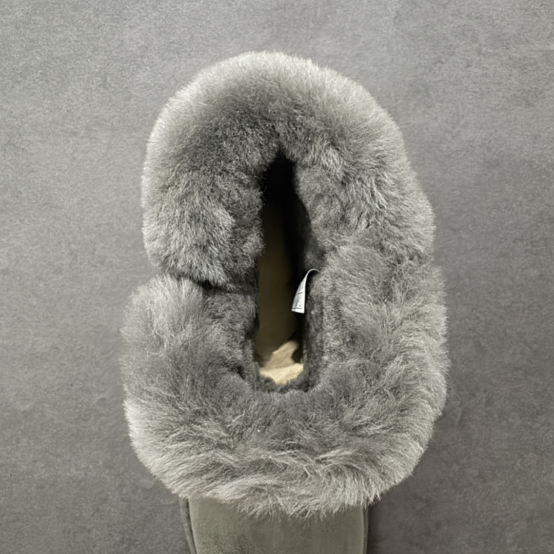 图片[7]-【SP顶级版】UGG W CLASSIC SHORT 2 秋冬羊毛一体雪地靴 W/1118816 原代工厂隆丰A级真羊毛皮一体完全遵循正平正品，精选A级羊皮毛一体材质，内里毛绒如云朵般包裹双脚，白带恒温属性一寒锁温抗冻，股季透气排湿，让双脚时刻处于干爽舒适的状态，轻量化设计搭配柔韧鞋底，每一步都似踩在软垫上，再加上贴合足型的弧度与足跟支撑，无论是居家休憩,外出通勤还是日常跑腿，全天行走也无负担。 从经典高筒靴到简约拖鞋，从基础中性色到潮流设计，既能与牛仔裤、卫衣打造随性日常，也能搭配裙子、男女同款更能轻松适配情侣穿搭。 优质羊皮毛天生耐磨损，搭配扎实工艺与防水科技加持，能抵御日常磨损与雨雪侵袭。一双穿数年仍能保持柔软质感💪🏻 尺码：35-40-选品中心