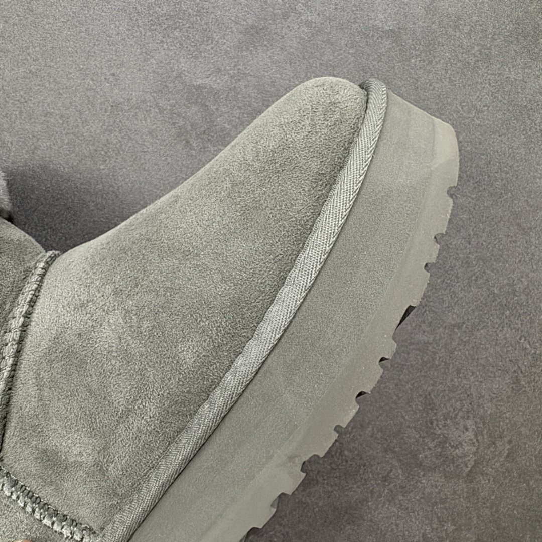 图片[5]-【SP顶级版】UGG W CLASSIC SHORT 2 秋冬羊毛一体雪地靴 W/1118816 原代工厂隆丰A级真羊毛皮一体完全遵循正平正品，精选A级羊皮毛一体材质，内里毛绒如云朵般包裹双脚，白带恒温属性一寒锁温抗冻，股季透气排湿，让双脚时刻处于干爽舒适的状态，轻量化设计搭配柔韧鞋底，每一步都似踩在软垫上，再加上贴合足型的弧度与足跟支撑，无论是居家休憩,外出通勤还是日常跑腿，全天行走也无负担。 从经典高筒靴到简约拖鞋，从基础中性色到潮流设计，既能与牛仔裤、卫衣打造随性日常，也能搭配裙子、男女同款更能轻松适配情侣穿搭。 优质羊皮毛天生耐磨损，搭配扎实工艺与防水科技加持，能抵御日常磨损与雨雪侵袭。一双穿数年仍能保持柔软质感💪🏻 尺码：35-40-选品中心