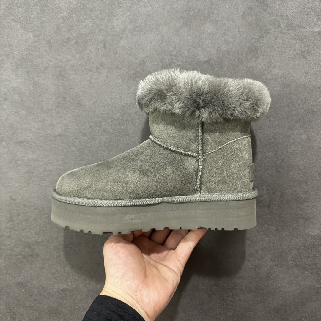 图片[2]-【SP顶级版】UGG W CLASSIC SHORT 2 秋冬羊毛一体雪地靴 W/1118816 原代工厂隆丰A级真羊毛皮一体完全遵循正平正品，精选A级羊皮毛一体材质，内里毛绒如云朵般包裹双脚，白带恒温属性一寒锁温抗冻，股季透气排湿，让双脚时刻处于干爽舒适的状态，轻量化设计搭配柔韧鞋底，每一步都似踩在软垫上，再加上贴合足型的弧度与足跟支撑，无论是居家休憩,外出通勤还是日常跑腿，全天行走也无负担。 从经典高筒靴到简约拖鞋，从基础中性色到潮流设计，既能与牛仔裤、卫衣打造随性日常，也能搭配裙子、男女同款更能轻松适配情侣穿搭。 优质羊皮毛天生耐磨损，搭配扎实工艺与防水科技加持，能抵御日常磨损与雨雪侵袭。一双穿数年仍能保持柔软质感💪🏻 尺码：35-40-选品中心