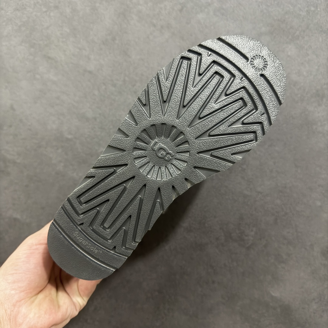 图片[9]-【SP顶级版】UGG W CLASSIC SHORT 2 秋冬羊毛一体雪地靴 W/1118816 原代工厂隆丰A级真羊毛皮一体完全遵循正平正品，精选A级羊皮毛一体材质，内里毛绒如云朵般包裹双脚，白带恒温属性一寒锁温抗冻，股季透气排湿，让双脚时刻处于干爽舒适的状态，轻量化设计搭配柔韧鞋底，每一步都似踩在软垫上，再加上贴合足型的弧度与足跟支撑，无论是居家休憩,外出通勤还是日常跑腿，全天行走也无负担。 从经典高筒靴到简约拖鞋，从基础中性色到潮流设计，既能与牛仔裤、卫衣打造随性日常，也能搭配裙子、男女同款更能轻松适配情侣穿搭。 优质羊皮毛天生耐磨损，搭配扎实工艺与防水科技加持，能抵御日常磨损与雨雪侵袭。一双穿数年仍能保持柔软质感💪🏻 尺码：35-40-选品中心