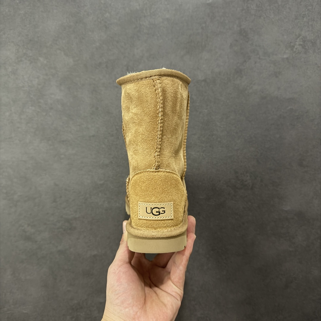 图片[4]-【SP顶级版】UGG W CLASSIC SHORT 2 秋冬羊毛一体雪地靴 W/1016223 原代工厂隆丰A级真羊毛皮一体完全遵循正平正品，精选A级羊皮毛一体材质，内里毛绒如云朵般包裹双脚，白带恒温属性一寒锁温抗冻，股季透气排湿，让双脚时刻处于干爽舒适的状态，轻量化设计搭配柔韧鞋底，每一步都似踩在软垫上，再加上贴合足型的弧度与足跟支撑，无论是居家休憩,外出通勤还是日常跑腿，全天行走也无负担。 从经典高筒靴到简约拖鞋，从基础中性色到潮流设计，既能与牛仔裤、卫衣打造随性日常，也能搭配裙子、男女同款更能轻松适配情侣穿搭。 优质羊皮毛天生耐磨损，搭配扎实工艺与防水科技加持，能抵御日常磨损与雨雪侵袭。一双穿数年仍能保持柔软质感💪🏻 尺码：35-40-选品中心