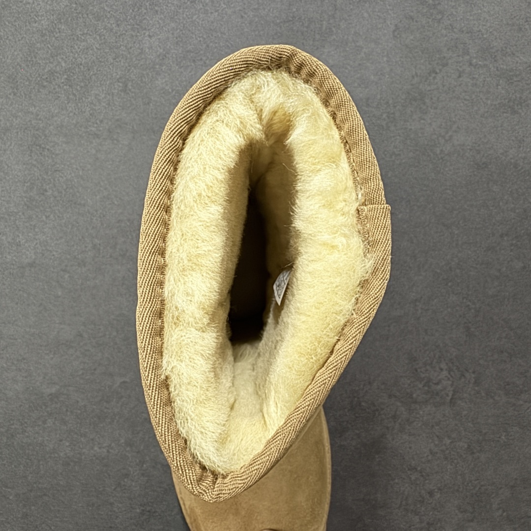图片[7]-【SP顶级版】UGG W CLASSIC SHORT 2 秋冬羊毛一体雪地靴 W/1016223 原代工厂隆丰A级真羊毛皮一体完全遵循正平正品，精选A级羊皮毛一体材质，内里毛绒如云朵般包裹双脚，白带恒温属性一寒锁温抗冻，股季透气排湿，让双脚时刻处于干爽舒适的状态，轻量化设计搭配柔韧鞋底，每一步都似踩在软垫上，再加上贴合足型的弧度与足跟支撑，无论是居家休憩,外出通勤还是日常跑腿，全天行走也无负担。 从经典高筒靴到简约拖鞋，从基础中性色到潮流设计，既能与牛仔裤、卫衣打造随性日常，也能搭配裙子、男女同款更能轻松适配情侣穿搭。 优质羊皮毛天生耐磨损，搭配扎实工艺与防水科技加持，能抵御日常磨损与雨雪侵袭。一双穿数年仍能保持柔软质感💪🏻 尺码：35-40-选品中心