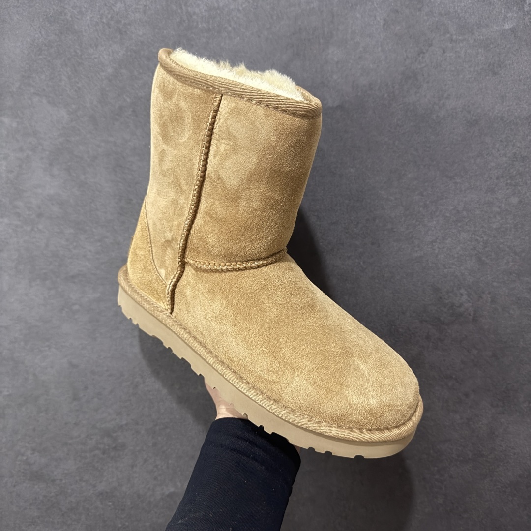 图片[3]-【SP顶级版】UGG W CLASSIC SHORT 2 秋冬羊毛一体雪地靴 W/1016223 原代工厂隆丰A级真羊毛皮一体完全遵循正平正品，精选A级羊皮毛一体材质，内里毛绒如云朵般包裹双脚，白带恒温属性一寒锁温抗冻，股季透气排湿，让双脚时刻处于干爽舒适的状态，轻量化设计搭配柔韧鞋底，每一步都似踩在软垫上，再加上贴合足型的弧度与足跟支撑，无论是居家休憩,外出通勤还是日常跑腿，全天行走也无负担。 从经典高筒靴到简约拖鞋，从基础中性色到潮流设计，既能与牛仔裤、卫衣打造随性日常，也能搭配裙子、男女同款更能轻松适配情侣穿搭。 优质羊皮毛天生耐磨损，搭配扎实工艺与防水科技加持，能抵御日常磨损与雨雪侵袭。一双穿数年仍能保持柔软质感💪🏻 尺码：35-40-选品中心