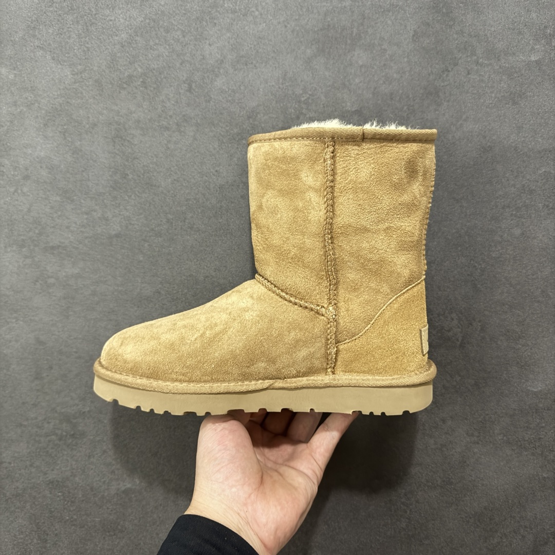 图片[2]-【SP顶级版】UGG W CLASSIC SHORT 2 秋冬羊毛一体雪地靴 W/1016223 原代工厂隆丰A级真羊毛皮一体完全遵循正平正品，精选A级羊皮毛一体材质，内里毛绒如云朵般包裹双脚，白带恒温属性一寒锁温抗冻，股季透气排湿，让双脚时刻处于干爽舒适的状态，轻量化设计搭配柔韧鞋底，每一步都似踩在软垫上，再加上贴合足型的弧度与足跟支撑，无论是居家休憩,外出通勤还是日常跑腿，全天行走也无负担。 从经典高筒靴到简约拖鞋，从基础中性色到潮流设计，既能与牛仔裤、卫衣打造随性日常，也能搭配裙子、男女同款更能轻松适配情侣穿搭。 优质羊皮毛天生耐磨损，搭配扎实工艺与防水科技加持，能抵御日常磨损与雨雪侵袭。一双穿数年仍能保持柔软质感💪🏻 尺码：35-40-选品中心