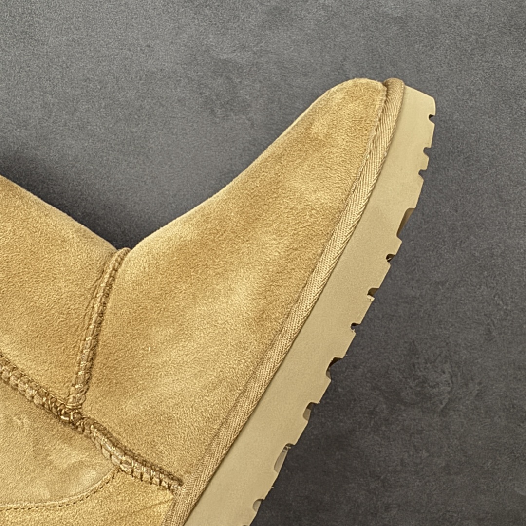 图片[5]-【SP顶级版】UGG W CLASSIC SHORT 2 秋冬羊毛一体雪地靴 W/1016223 原代工厂隆丰A级真羊毛皮一体完全遵循正平正品，精选A级羊皮毛一体材质，内里毛绒如云朵般包裹双脚，白带恒温属性一寒锁温抗冻，股季透气排湿，让双脚时刻处于干爽舒适的状态，轻量化设计搭配柔韧鞋底，每一步都似踩在软垫上，再加上贴合足型的弧度与足跟支撑，无论是居家休憩,外出通勤还是日常跑腿，全天行走也无负担。 从经典高筒靴到简约拖鞋，从基础中性色到潮流设计，既能与牛仔裤、卫衣打造随性日常，也能搭配裙子、男女同款更能轻松适配情侣穿搭。 优质羊皮毛天生耐磨损，搭配扎实工艺与防水科技加持，能抵御日常磨损与雨雪侵袭。一双穿数年仍能保持柔软质感💪🏻 尺码：35-40-选品中心