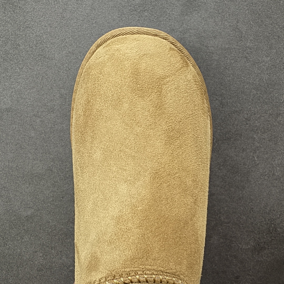 图片[8]-【SP顶级版】UGG W CLASSIC SHORT 2 秋冬羊毛一体雪地靴 W/1016223 原代工厂隆丰A级真羊毛皮一体完全遵循正平正品，精选A级羊皮毛一体材质，内里毛绒如云朵般包裹双脚，白带恒温属性一寒锁温抗冻，股季透气排湿，让双脚时刻处于干爽舒适的状态，轻量化设计搭配柔韧鞋底，每一步都似踩在软垫上，再加上贴合足型的弧度与足跟支撑，无论是居家休憩,外出通勤还是日常跑腿，全天行走也无负担。 从经典高筒靴到简约拖鞋，从基础中性色到潮流设计，既能与牛仔裤、卫衣打造随性日常，也能搭配裙子、男女同款更能轻松适配情侣穿搭。 优质羊皮毛天生耐磨损，搭配扎实工艺与防水科技加持，能抵御日常磨损与雨雪侵袭。一双穿数年仍能保持柔软质感💪🏻 尺码：35-40-选品中心