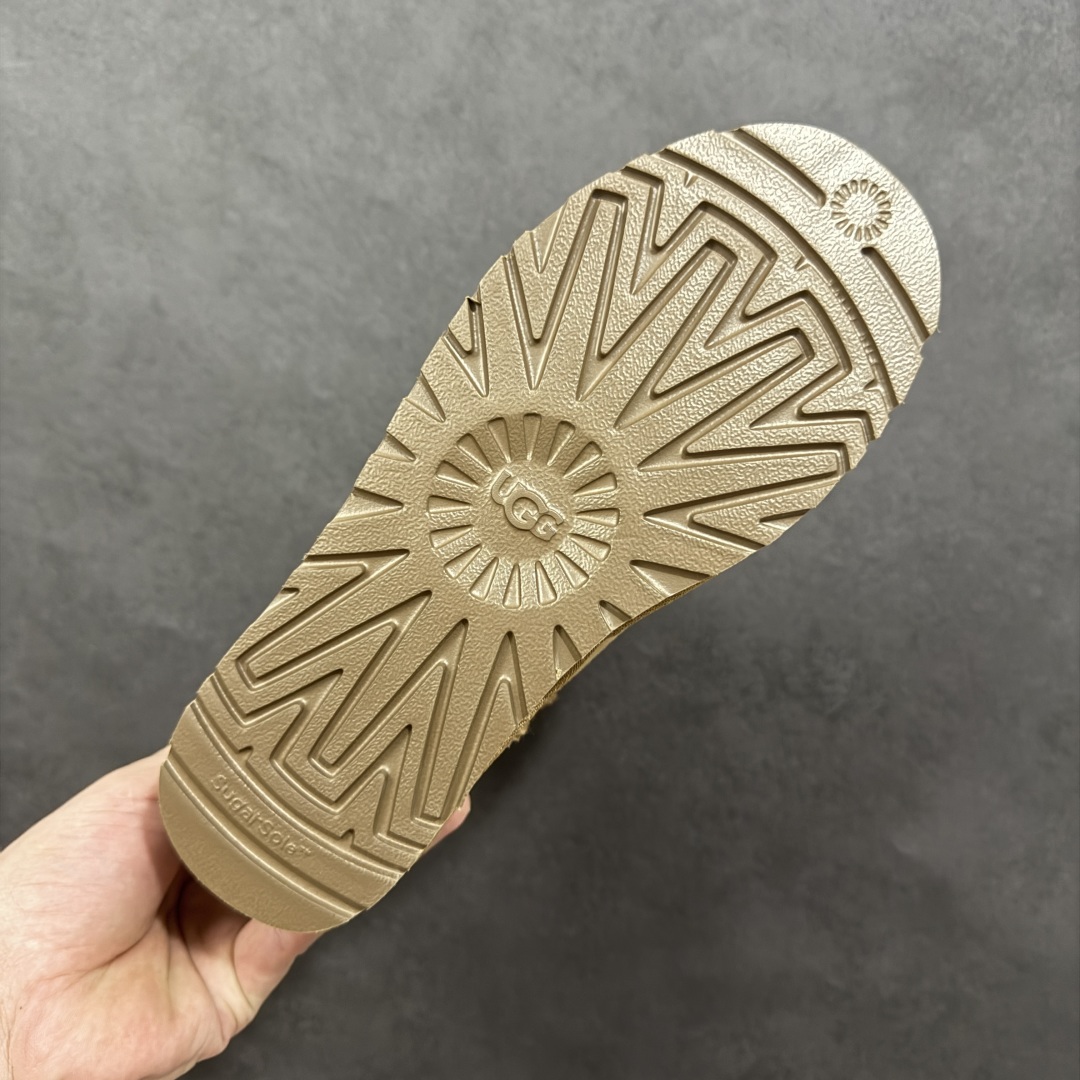 图片[9]-【SP顶级版】UGG W CLASSIC SHORT 2 秋冬羊毛一体雪地靴 W/1016223 原代工厂隆丰A级真羊毛皮一体完全遵循正平正品，精选A级羊皮毛一体材质，内里毛绒如云朵般包裹双脚，白带恒温属性一寒锁温抗冻，股季透气排湿，让双脚时刻处于干爽舒适的状态，轻量化设计搭配柔韧鞋底，每一步都似踩在软垫上，再加上贴合足型的弧度与足跟支撑，无论是居家休憩,外出通勤还是日常跑腿，全天行走也无负担。 从经典高筒靴到简约拖鞋，从基础中性色到潮流设计，既能与牛仔裤、卫衣打造随性日常，也能搭配裙子、男女同款更能轻松适配情侣穿搭。 优质羊皮毛天生耐磨损，搭配扎实工艺与防水科技加持，能抵御日常磨损与雨雪侵袭。一双穿数年仍能保持柔软质感💪🏻 尺码：35-40-选品中心