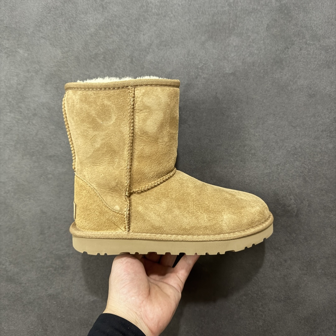 【SP顶级版】UGG W CLASSIC SHORT 2 秋冬羊毛一体雪地靴 W/1016223 原代工厂隆丰A级真羊毛皮一体完全遵循正平正品,精选A级羊皮毛一体材质,内里毛绒如云朵般包裹双脚,白带恒温属性一寒锁温抗冻,股季透气排湿,让双脚时刻处于干爽舒适的状态,轻量化设计搭配柔韧鞋底,每一步都似踩在软垫上,再加上贴合足型的弧度与足跟支撑,无论是居家休憩,外出通勤还是日常跑腿,全天行走也无负担。 从经典高筒靴到简约拖鞋,从基础中性色到潮流设计,既能与牛仔裤、卫衣打造随性日常,也能搭配裙子、男女同款更能轻松适配情侣穿搭。 优质羊皮毛天生耐磨损,搭配扎实工艺与防水科技加持,能抵御日常磨损与雨雪侵袭。一双穿数年仍能保持柔软质感💪🏻 尺码:35-40-选品中心