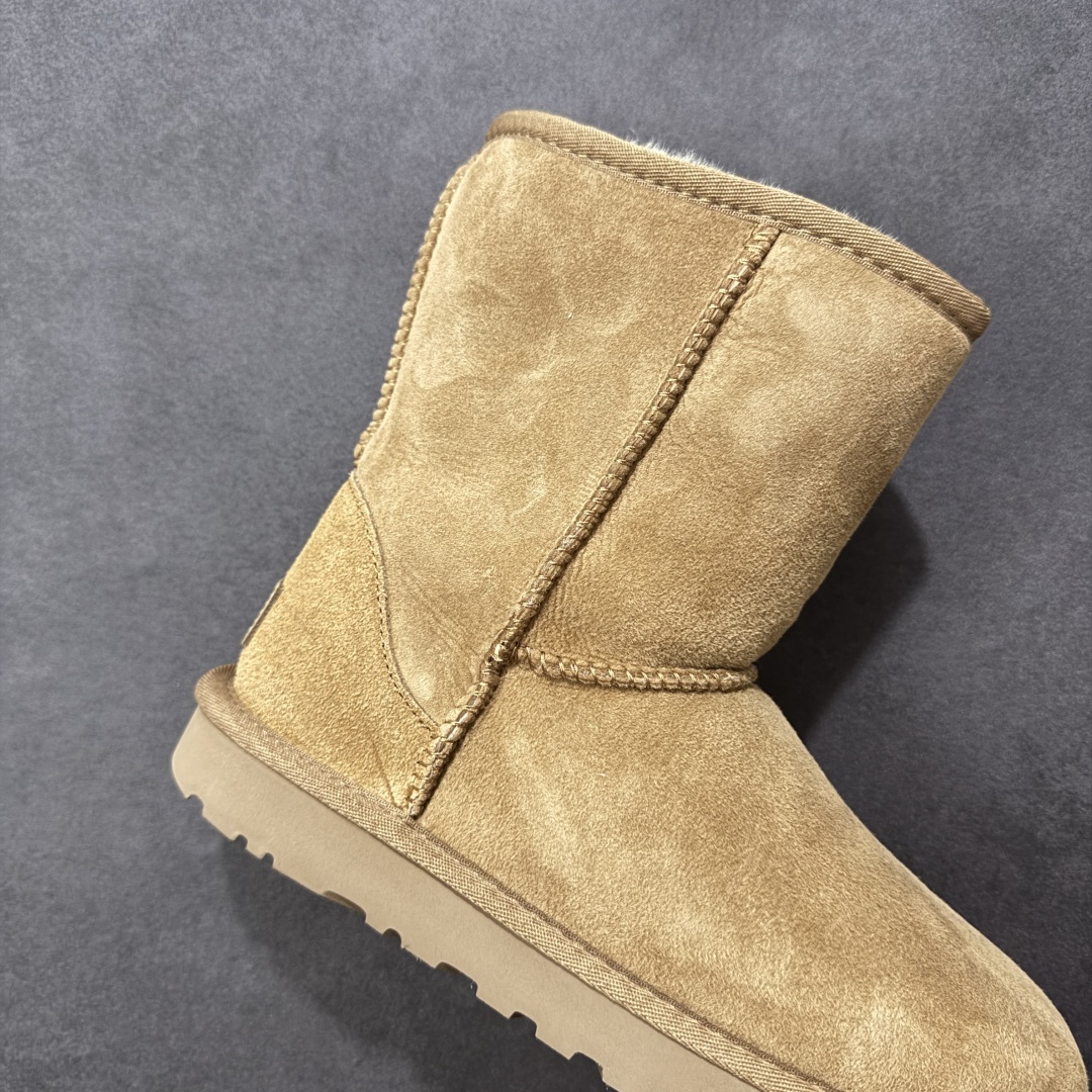 图片[6]-【SP顶级版】UGG W CLASSIC SHORT 2 秋冬羊毛一体雪地靴 W/1016223 原代工厂隆丰A级真羊毛皮一体完全遵循正平正品，精选A级羊皮毛一体材质，内里毛绒如云朵般包裹双脚，白带恒温属性一寒锁温抗冻，股季透气排湿，让双脚时刻处于干爽舒适的状态，轻量化设计搭配柔韧鞋底，每一步都似踩在软垫上，再加上贴合足型的弧度与足跟支撑，无论是居家休憩,外出通勤还是日常跑腿，全天行走也无负担。 从经典高筒靴到简约拖鞋，从基础中性色到潮流设计，既能与牛仔裤、卫衣打造随性日常，也能搭配裙子、男女同款更能轻松适配情侣穿搭。 优质羊皮毛天生耐磨损，搭配扎实工艺与防水科技加持，能抵御日常磨损与雨雪侵袭。一双穿数年仍能保持柔软质感💪🏻 尺码：35-40-选品中心