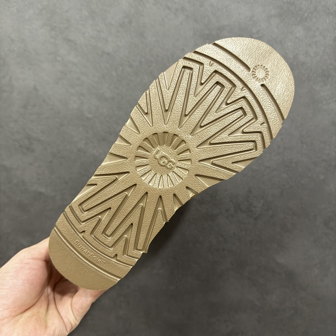 图片[9]-【SP顶级版】UGG W BAJLEY BUTTON 2 秋冬羊毛一体雪地靴 W/106226 原代工厂隆丰A级真羊毛皮一体完全遵循正平正品，精选A级羊皮毛一体材质，内里毛绒如云朵般包裹双脚，白带恒温属性一寒锁温抗冻，股季透气排湿，让双脚时刻处于干爽舒适的状态，轻量化设计搭配柔韧鞋底，每一步都似踩在软垫上，再加上贴合足型的弧度与足跟支撑，无论是居家休憩,外出通勤还是日常跑腿，全天行走也无负担。 从经典高筒靴到简约拖鞋，从基础中性色到潮流设计，既能与牛仔裤、卫衣打造随性日常，也能搭配裙子、男女同款更能轻松适配情侣穿搭。 优质羊皮毛天生耐磨损，搭配扎实工艺与防水科技加持，能抵御日常磨损与雨雪侵袭。一双穿数年仍能保持柔软质感💪🏻 尺码：35-40-选品中心