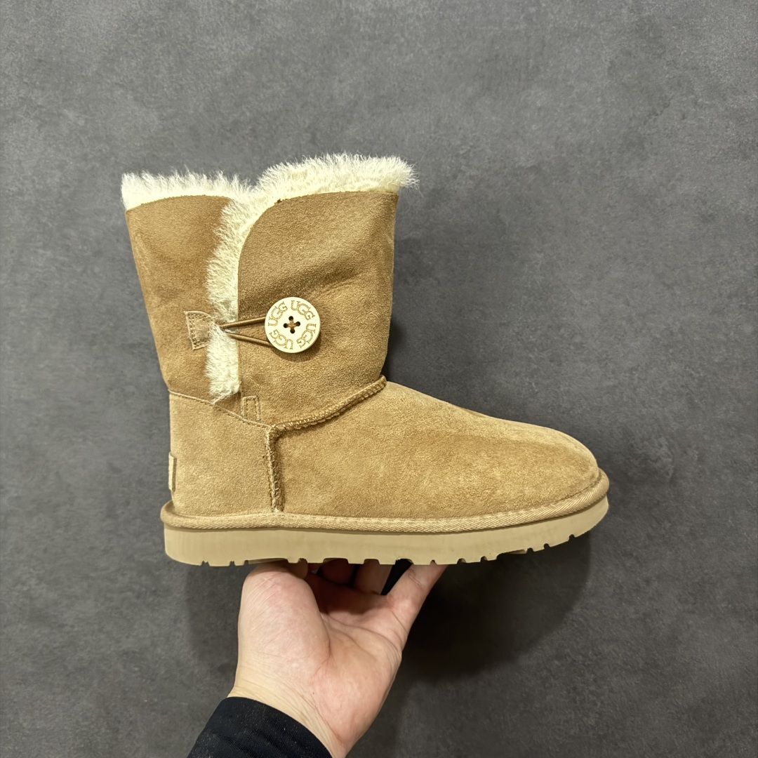 【SP顶级版】UGG W BAJLEY BUTTON 2 秋冬羊毛一体雪地靴 W/106226 原代工厂隆丰A级真羊毛皮一体完全遵循正平正品,精选A级羊皮毛一体材质,内里毛绒如云朵般包裹双脚,白带恒温属性一寒锁温抗冻,股季透气排湿,让双脚时刻处于干爽舒适的状态,轻量化设计搭配柔韧鞋底,每一步都似踩在软垫上,再加上贴合足型的弧度与足跟支撑,无论是居家休憩,外出通勤还是日常跑腿,全天行走也无负担。 从经典高筒靴到简约拖鞋,从基础中性色到潮流设计,既能与牛仔裤、卫衣打造随性日常,也能搭配裙子、男女同款更能轻松适配情侣穿搭。 优质羊皮毛天生耐磨损,搭配扎实工艺与防水科技加持,能抵御日常磨损与雨雪侵袭。一双穿数年仍能保持柔软质感💪🏻 尺码:35-40-选品中心