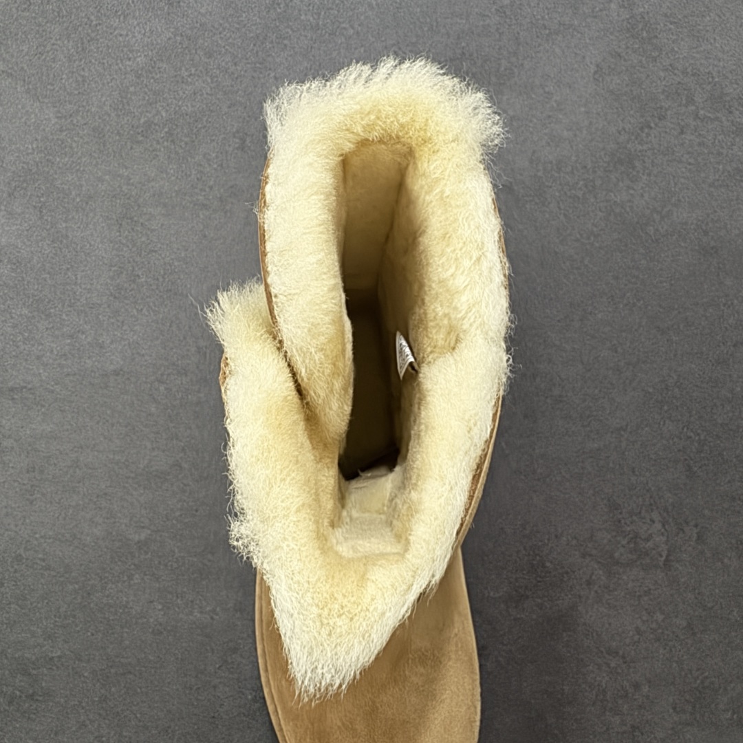 图片[7]-【SP顶级版】UGG W BAJLEY BUTTON 2 秋冬羊毛一体雪地靴 W/106226 原代工厂隆丰A级真羊毛皮一体完全遵循正平正品，精选A级羊皮毛一体材质，内里毛绒如云朵般包裹双脚，白带恒温属性一寒锁温抗冻，股季透气排湿，让双脚时刻处于干爽舒适的状态，轻量化设计搭配柔韧鞋底，每一步都似踩在软垫上，再加上贴合足型的弧度与足跟支撑，无论是居家休憩,外出通勤还是日常跑腿，全天行走也无负担。 从经典高筒靴到简约拖鞋，从基础中性色到潮流设计，既能与牛仔裤、卫衣打造随性日常，也能搭配裙子、男女同款更能轻松适配情侣穿搭。 优质羊皮毛天生耐磨损，搭配扎实工艺与防水科技加持，能抵御日常磨损与雨雪侵袭。一双穿数年仍能保持柔软质感💪🏻 尺码：35-40-选品中心