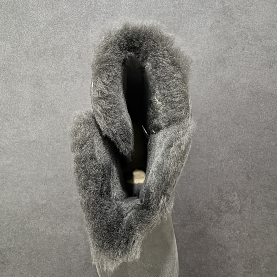 图片[7]-【SP顶级版】UGG W BAJLEY BUTTON 2 秋冬羊毛一体雪地靴 W/106226 原代工厂隆丰A级真羊毛皮一体完全遵循正平正品，精选A级羊皮毛一体材质，内里毛绒如云朵般包裹双脚，白带恒温属性一寒锁温抗冻，股季透气排湿，让双脚时刻处于干爽舒适的状态，轻量化设计搭配柔韧鞋底，每一步都似踩在软垫上，再加上贴合足型的弧度与足跟支撑，无论是居家休憩,外出通勤还是日常跑腿，全天行走也无负担。 从经典高筒靴到简约拖鞋，从基础中性色到潮流设计，既能与牛仔裤、卫衣打造随性日常，也能搭配裙子、男女同款更能轻松适配情侣穿搭。 优质羊皮毛天生耐磨损，搭配扎实工艺与防水科技加持，能抵御日常磨损与雨雪侵袭。一双穿数年仍能保持柔软质感💪🏻 尺码：35-40-选品中心