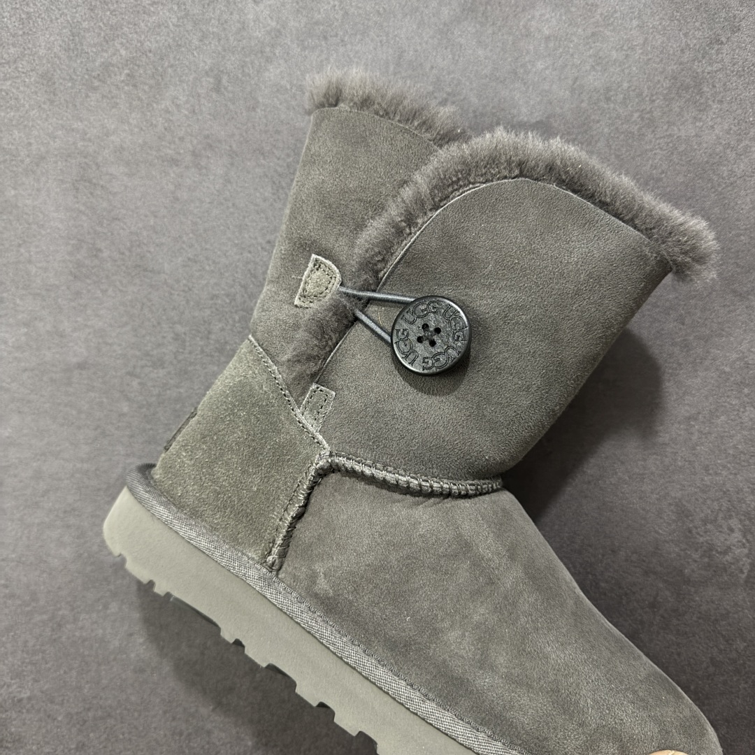 图片[6]-【SP顶级版】UGG W BAJLEY BUTTON 2 秋冬羊毛一体雪地靴 W/106226 原代工厂隆丰A级真羊毛皮一体完全遵循正平正品，精选A级羊皮毛一体材质，内里毛绒如云朵般包裹双脚，白带恒温属性一寒锁温抗冻，股季透气排湿，让双脚时刻处于干爽舒适的状态，轻量化设计搭配柔韧鞋底，每一步都似踩在软垫上，再加上贴合足型的弧度与足跟支撑，无论是居家休憩,外出通勤还是日常跑腿，全天行走也无负担。 从经典高筒靴到简约拖鞋，从基础中性色到潮流设计，既能与牛仔裤、卫衣打造随性日常，也能搭配裙子、男女同款更能轻松适配情侣穿搭。 优质羊皮毛天生耐磨损，搭配扎实工艺与防水科技加持，能抵御日常磨损与雨雪侵袭。一双穿数年仍能保持柔软质感💪🏻 尺码：35-40-选品中心