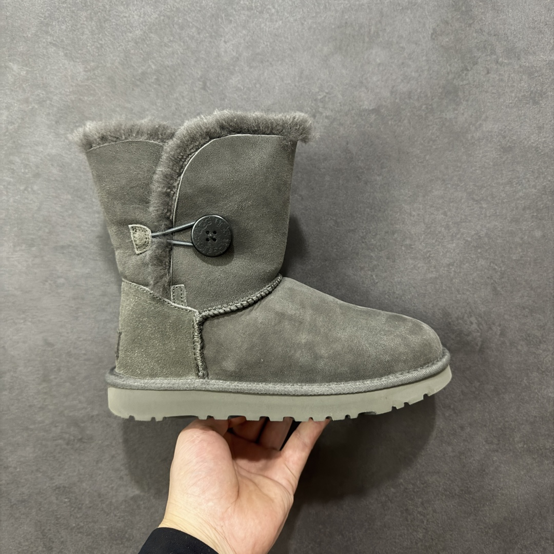 【SP顶级版】UGG W BAJLEY BUTTON 2 秋冬羊毛一体雪地靴 W/106226 原代工厂隆丰A级真羊毛皮一体完全遵循正平正品,精选A级羊皮毛一体材质,内里毛绒如云朵般包裹双脚,白带恒温属性一寒锁温抗冻,股季透气排湿,让双脚时刻处于干爽舒适的状态,轻量化设计搭配柔韧鞋底,每一步都似踩在软垫上,再加上贴合足型的弧度与足跟支撑,无论是居家休憩,外出通勤还是日常跑腿,全天行走也无负担。 从经典高筒靴到简约拖鞋,从基础中性色到潮流设计,既能与牛仔裤、卫衣打造随性日常,也能搭配裙子、男女同款更能轻松适配情侣穿搭。 优质羊皮毛天生耐磨损,搭配扎实工艺与防水科技加持,能抵御日常磨损与雨雪侵袭。一双穿数年仍能保持柔软质感💪🏻 尺码:35-40-选品中心