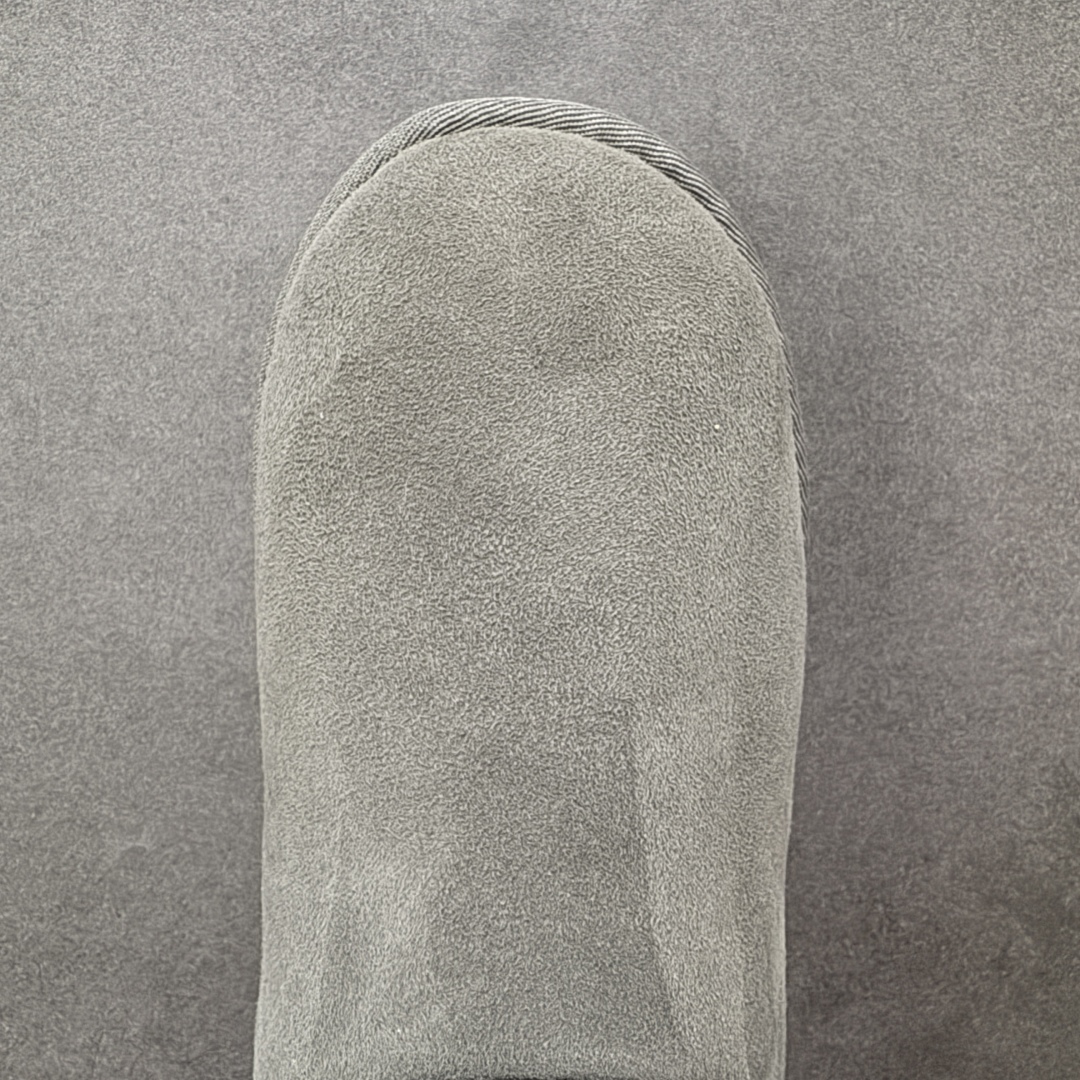 图片[8]-【SP顶级版】UGG W BAJLEY BUTTON 2 秋冬羊毛一体雪地靴 W/106226 原代工厂隆丰A级真羊毛皮一体完全遵循正平正品，精选A级羊皮毛一体材质，内里毛绒如云朵般包裹双脚，白带恒温属性一寒锁温抗冻，股季透气排湿，让双脚时刻处于干爽舒适的状态，轻量化设计搭配柔韧鞋底，每一步都似踩在软垫上，再加上贴合足型的弧度与足跟支撑，无论是居家休憩,外出通勤还是日常跑腿，全天行走也无负担。 从经典高筒靴到简约拖鞋，从基础中性色到潮流设计，既能与牛仔裤、卫衣打造随性日常，也能搭配裙子、男女同款更能轻松适配情侣穿搭。 优质羊皮毛天生耐磨损，搭配扎实工艺与防水科技加持，能抵御日常磨损与雨雪侵袭。一双穿数年仍能保持柔软质感💪🏻 尺码：35-40-选品中心