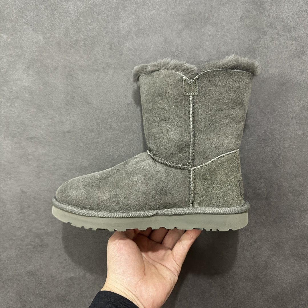 图片[2]-【SP顶级版】UGG W BAJLEY BUTTON 2 秋冬羊毛一体雪地靴 W/106226 原代工厂隆丰A级真羊毛皮一体完全遵循正平正品，精选A级羊皮毛一体材质，内里毛绒如云朵般包裹双脚，白带恒温属性一寒锁温抗冻，股季透气排湿，让双脚时刻处于干爽舒适的状态，轻量化设计搭配柔韧鞋底，每一步都似踩在软垫上，再加上贴合足型的弧度与足跟支撑，无论是居家休憩,外出通勤还是日常跑腿，全天行走也无负担。 从经典高筒靴到简约拖鞋，从基础中性色到潮流设计，既能与牛仔裤、卫衣打造随性日常，也能搭配裙子、男女同款更能轻松适配情侣穿搭。 优质羊皮毛天生耐磨损，搭配扎实工艺与防水科技加持，能抵御日常磨损与雨雪侵袭。一双穿数年仍能保持柔软质感💪🏻 尺码：35-40-选品中心