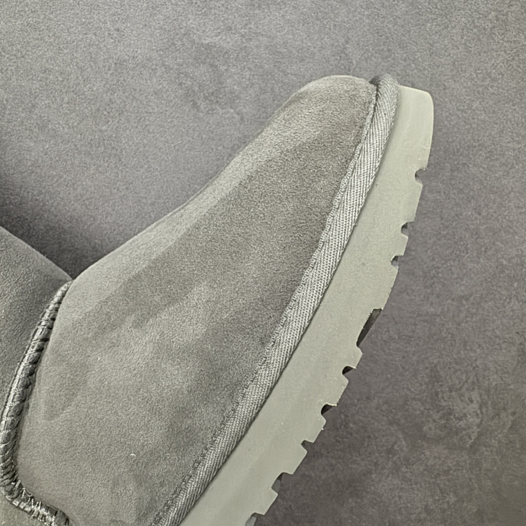 图片[5]-【SP顶级版】UGG W BAJLEY BUTTON 2 秋冬羊毛一体雪地靴 W/106226 原代工厂隆丰A级真羊毛皮一体完全遵循正平正品，精选A级羊皮毛一体材质，内里毛绒如云朵般包裹双脚，白带恒温属性一寒锁温抗冻，股季透气排湿，让双脚时刻处于干爽舒适的状态，轻量化设计搭配柔韧鞋底，每一步都似踩在软垫上，再加上贴合足型的弧度与足跟支撑，无论是居家休憩,外出通勤还是日常跑腿，全天行走也无负担。 从经典高筒靴到简约拖鞋，从基础中性色到潮流设计，既能与牛仔裤、卫衣打造随性日常，也能搭配裙子、男女同款更能轻松适配情侣穿搭。 优质羊皮毛天生耐磨损，搭配扎实工艺与防水科技加持，能抵御日常磨损与雨雪侵袭。一双穿数年仍能保持柔软质感💪🏻 尺码：35-40-选品中心