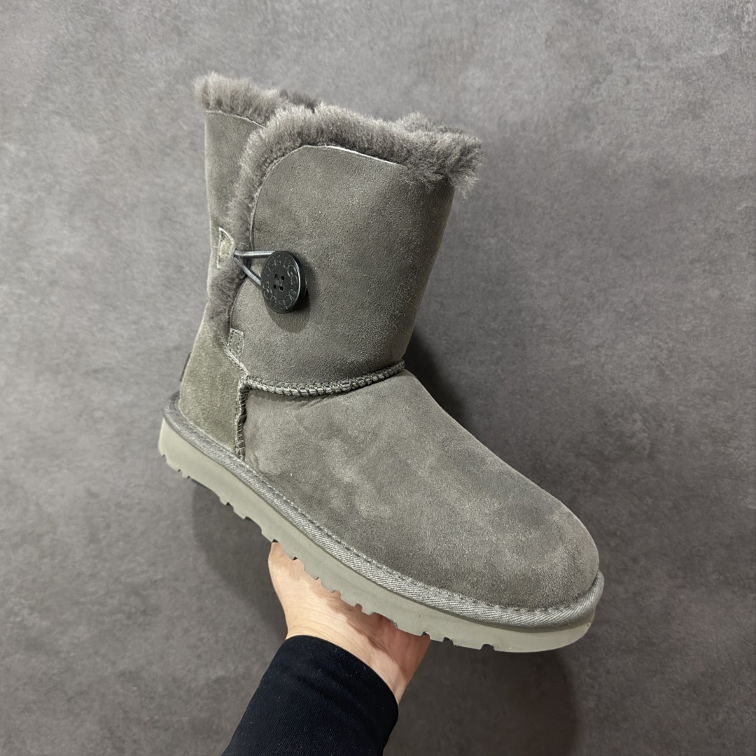 图片[3]-【SP顶级版】UGG W BAJLEY BUTTON 2 秋冬羊毛一体雪地靴 W/106226 原代工厂隆丰A级真羊毛皮一体完全遵循正平正品，精选A级羊皮毛一体材质，内里毛绒如云朵般包裹双脚，白带恒温属性一寒锁温抗冻，股季透气排湿，让双脚时刻处于干爽舒适的状态，轻量化设计搭配柔韧鞋底，每一步都似踩在软垫上，再加上贴合足型的弧度与足跟支撑，无论是居家休憩,外出通勤还是日常跑腿，全天行走也无负担。 从经典高筒靴到简约拖鞋，从基础中性色到潮流设计，既能与牛仔裤、卫衣打造随性日常，也能搭配裙子、男女同款更能轻松适配情侣穿搭。 优质羊皮毛天生耐磨损，搭配扎实工艺与防水科技加持，能抵御日常磨损与雨雪侵袭。一双穿数年仍能保持柔软质感💪🏻 尺码：35-40-选品中心