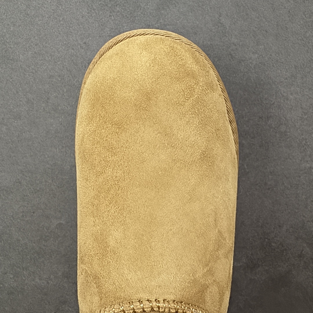 图片[8]-【SP顶级版】UGG W CLASSIC UL TRA MINI 秋冬羊毛一体雪地靴 W/1135093 原代工厂隆丰A级真羊毛皮一体完全遵循正平正品，精选A级羊皮毛一体材质，内里毛绒如云朵般包裹双脚，白带恒温属性一寒锁温抗冻，股季透气排湿，让双脚时刻处于干爽舒适的状态，轻量化设计搭配柔韧鞋底，每一步都似踩在软垫上，再加上贴合足型的弧度与足跟支撑，无论是居家休憩,外出通勤还是日常跑腿，全天行走也无负担。 从经典高筒靴到简约拖鞋，从基础中性色到潮流设计，既能与牛仔裤、卫衣打造随性日常，也能搭配裙子、男女同款更能轻松适配情侣穿搭。 优质羊皮毛天生耐磨损，搭配扎实工艺与防水科技加持，能抵御日常磨损与雨雪侵袭。一双穿数年仍能保持柔软质感💪🏻 尺码：35-40-选品中心