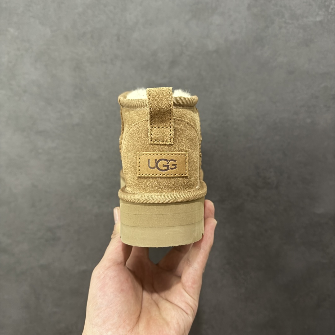图片[4]-【SP顶级版】UGG W CLASSIC UL TRA MINI 秋冬羊毛一体雪地靴 W/1135093 原代工厂隆丰A级真羊毛皮一体完全遵循正平正品，精选A级羊皮毛一体材质，内里毛绒如云朵般包裹双脚，白带恒温属性一寒锁温抗冻，股季透气排湿，让双脚时刻处于干爽舒适的状态，轻量化设计搭配柔韧鞋底，每一步都似踩在软垫上，再加上贴合足型的弧度与足跟支撑，无论是居家休憩,外出通勤还是日常跑腿，全天行走也无负担。 从经典高筒靴到简约拖鞋，从基础中性色到潮流设计，既能与牛仔裤、卫衣打造随性日常，也能搭配裙子、男女同款更能轻松适配情侣穿搭。 优质羊皮毛天生耐磨损，搭配扎实工艺与防水科技加持，能抵御日常磨损与雨雪侵袭。一双穿数年仍能保持柔软质感💪🏻 尺码：35-40-选品中心