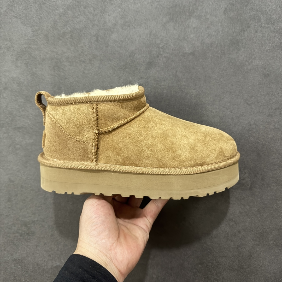 【SP顶级版】UGG W CLASSIC UL TRA MINI 秋冬羊毛一体雪地靴 W/1135093 原代工厂隆丰A级真羊毛皮一体完全遵循正平正品,精选A级羊皮毛一体材质,内里毛绒如云朵般包裹双脚,白带恒温属性一寒锁温抗冻,股季透气排湿,让双脚时刻处于干爽舒适的状态,轻量化设计搭配柔韧鞋底,每一步都似踩在软垫上,再加上贴合足型的弧度与足跟支撑,无论是居家休憩,外出通勤还是日常跑腿,全天行走也无负担。 从经典高筒靴到简约拖鞋,从基础中性色到潮流设计,既能与牛仔裤、卫衣打造随性日常,也能搭配裙子、男女同款更能轻松适配情侣穿搭。 优质羊皮毛天生耐磨损,搭配扎实工艺与防水科技加持,能抵御日常磨损与雨雪侵袭。一双穿数年仍能保持柔软质感💪🏻 尺码:35-40-选品中心