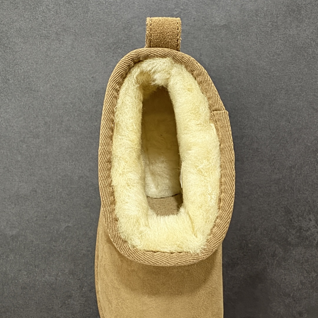 图片[7]-【SP顶级版】UGG W CLASSIC UL TRA MINI 秋冬羊毛一体雪地靴 W/1135093 原代工厂隆丰A级真羊毛皮一体完全遵循正平正品，精选A级羊皮毛一体材质，内里毛绒如云朵般包裹双脚，白带恒温属性一寒锁温抗冻，股季透气排湿，让双脚时刻处于干爽舒适的状态，轻量化设计搭配柔韧鞋底，每一步都似踩在软垫上，再加上贴合足型的弧度与足跟支撑，无论是居家休憩,外出通勤还是日常跑腿，全天行走也无负担。 从经典高筒靴到简约拖鞋，从基础中性色到潮流设计，既能与牛仔裤、卫衣打造随性日常，也能搭配裙子、男女同款更能轻松适配情侣穿搭。 优质羊皮毛天生耐磨损，搭配扎实工艺与防水科技加持，能抵御日常磨损与雨雪侵袭。一双穿数年仍能保持柔软质感💪🏻 尺码：35-40-选品中心