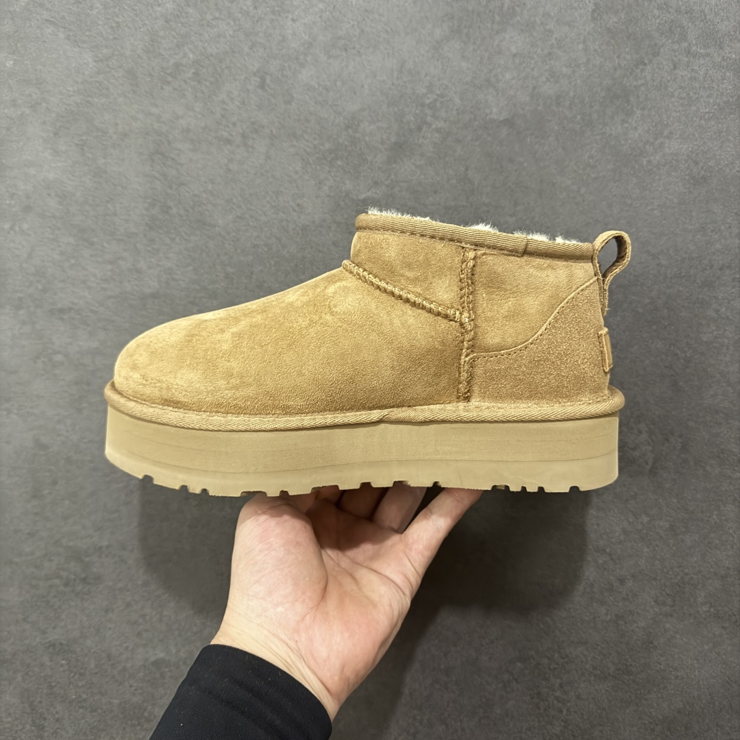 图片[2]-【SP顶级版】UGG W CLASSIC UL TRA MINI 秋冬羊毛一体雪地靴 W/1135093 原代工厂隆丰A级真羊毛皮一体完全遵循正平正品，精选A级羊皮毛一体材质，内里毛绒如云朵般包裹双脚，白带恒温属性一寒锁温抗冻，股季透气排湿，让双脚时刻处于干爽舒适的状态，轻量化设计搭配柔韧鞋底，每一步都似踩在软垫上，再加上贴合足型的弧度与足跟支撑，无论是居家休憩,外出通勤还是日常跑腿，全天行走也无负担。 从经典高筒靴到简约拖鞋，从基础中性色到潮流设计，既能与牛仔裤、卫衣打造随性日常，也能搭配裙子、男女同款更能轻松适配情侣穿搭。 优质羊皮毛天生耐磨损，搭配扎实工艺与防水科技加持，能抵御日常磨损与雨雪侵袭。一双穿数年仍能保持柔软质感💪🏻 尺码：35-40-选品中心