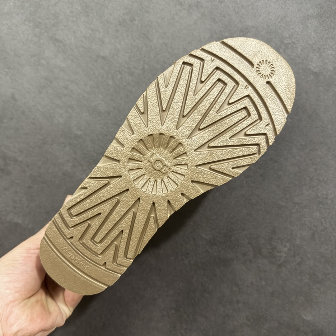 图片[9]-【SP顶级版】UGG W CLASSIC UL TRA MINI 秋冬羊毛一体雪地靴 W/1135093 原代工厂隆丰A级真羊毛皮一体完全遵循正平正品，精选A级羊皮毛一体材质，内里毛绒如云朵般包裹双脚，白带恒温属性一寒锁温抗冻，股季透气排湿，让双脚时刻处于干爽舒适的状态，轻量化设计搭配柔韧鞋底，每一步都似踩在软垫上，再加上贴合足型的弧度与足跟支撑，无论是居家休憩,外出通勤还是日常跑腿，全天行走也无负担。 从经典高筒靴到简约拖鞋，从基础中性色到潮流设计，既能与牛仔裤、卫衣打造随性日常，也能搭配裙子、男女同款更能轻松适配情侣穿搭。 优质羊皮毛天生耐磨损，搭配扎实工艺与防水科技加持，能抵御日常磨损与雨雪侵袭。一双穿数年仍能保持柔软质感💪🏻 尺码：35-40-选品中心