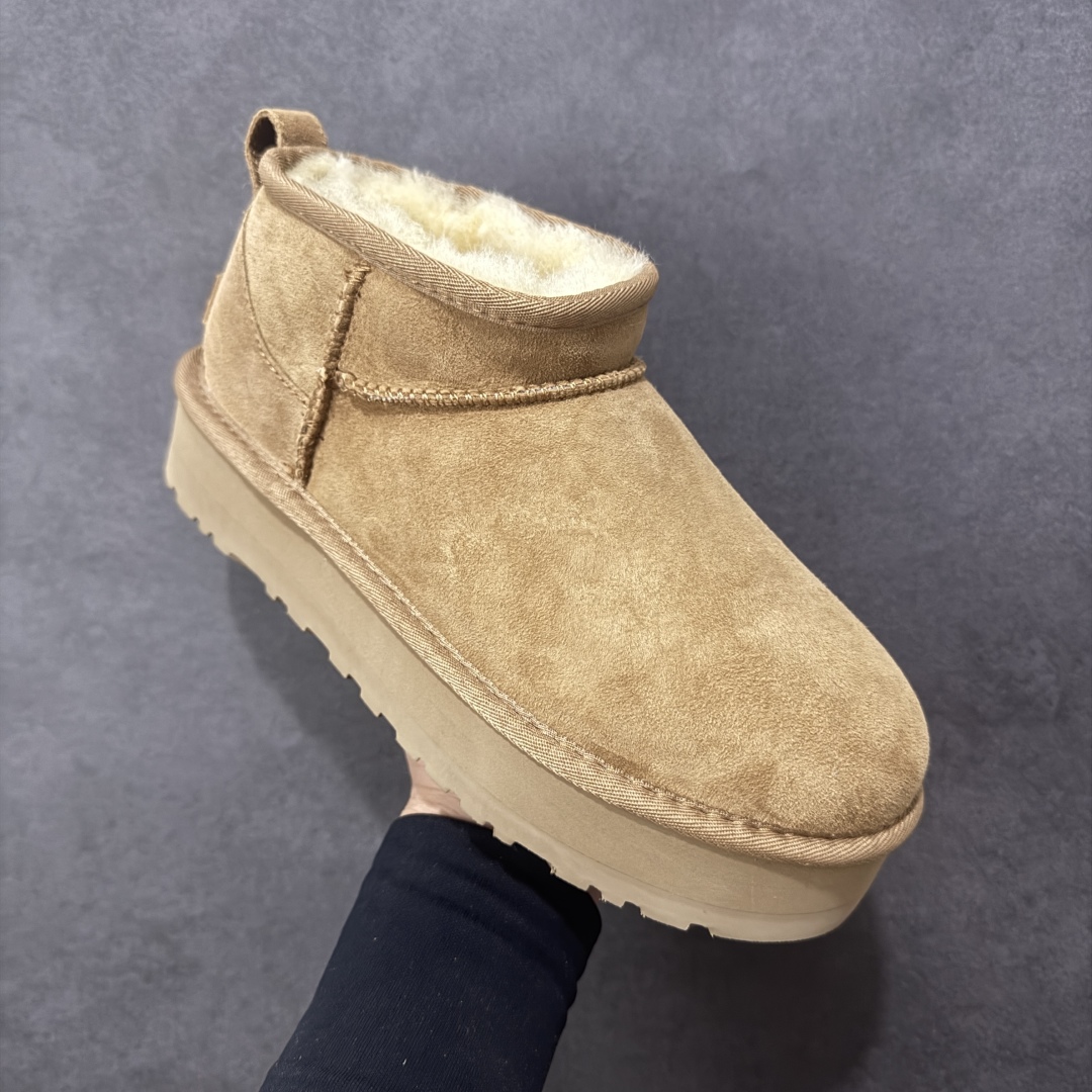 图片[3]-【SP顶级版】UGG W CLASSIC UL TRA MINI 秋冬羊毛一体雪地靴 W/1135093 原代工厂隆丰A级真羊毛皮一体完全遵循正平正品，精选A级羊皮毛一体材质，内里毛绒如云朵般包裹双脚，白带恒温属性一寒锁温抗冻，股季透气排湿，让双脚时刻处于干爽舒适的状态，轻量化设计搭配柔韧鞋底，每一步都似踩在软垫上，再加上贴合足型的弧度与足跟支撑，无论是居家休憩,外出通勤还是日常跑腿，全天行走也无负担。 从经典高筒靴到简约拖鞋，从基础中性色到潮流设计，既能与牛仔裤、卫衣打造随性日常，也能搭配裙子、男女同款更能轻松适配情侣穿搭。 优质羊皮毛天生耐磨损，搭配扎实工艺与防水科技加持，能抵御日常磨损与雨雪侵袭。一双穿数年仍能保持柔软质感💪🏻 尺码：35-40-选品中心
