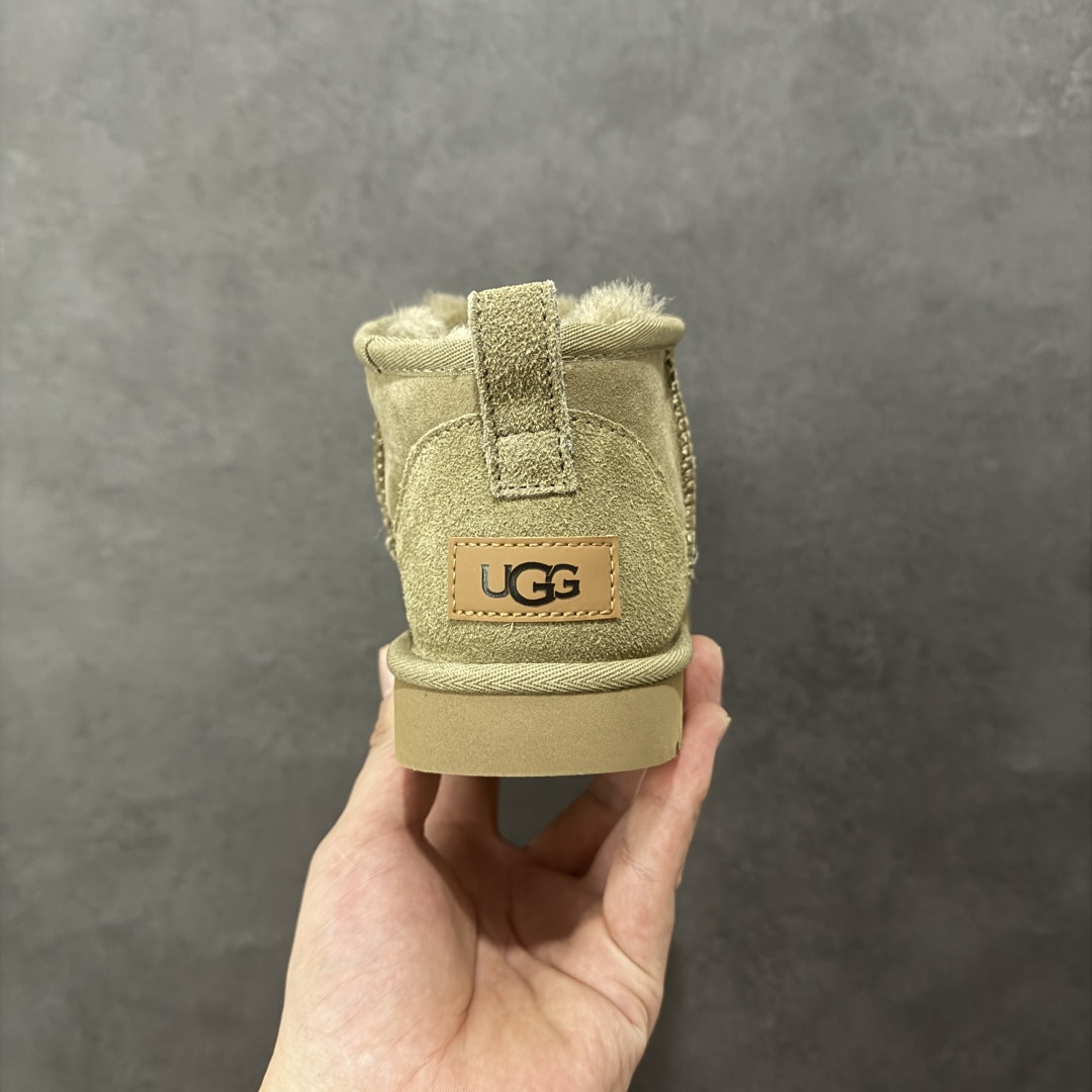图片[4]-【SP顶级版】UGG W CLASSIC UL TRA MINI 秋冬羊毛一体雪地靴 W/1135093 原代工厂隆丰A级真羊毛皮一体完全遵循正平正品，精选A级羊皮毛一体材质，内里毛绒如云朵般包裹双脚，白带恒温属性一寒锁温抗冻，股季透气排湿，让双脚时刻处于干爽舒适的状态，轻量化设计搭配柔韧鞋底，每一步都似踩在软垫上，再加上贴合足型的弧度与足跟支撑，无论是居家休憩,外出通勤还是日常跑腿，全天行走也无负担。 从经典高筒靴到简约拖鞋，从基础中性色到潮流设计，既能与牛仔裤、卫衣打造随性日常，也能搭配裙子、男女同款更能轻松适配情侣穿搭。 优质羊皮毛天生耐磨损，搭配扎实工艺与防水科技加持，能抵御日常磨损与雨雪侵袭。一双穿数年仍能保持柔软质感💪🏻 尺码：35-40-选品中心
