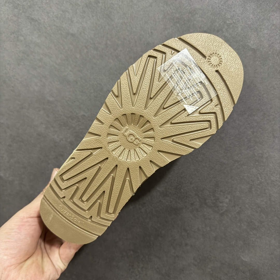 图片[9]-【SP顶级版】UGG W CLASSIC UL TRA MINI 秋冬羊毛一体雪地靴 W/1135093 原代工厂隆丰A级真羊毛皮一体完全遵循正平正品，精选A级羊皮毛一体材质，内里毛绒如云朵般包裹双脚，白带恒温属性一寒锁温抗冻，股季透气排湿，让双脚时刻处于干爽舒适的状态，轻量化设计搭配柔韧鞋底，每一步都似踩在软垫上，再加上贴合足型的弧度与足跟支撑，无论是居家休憩,外出通勤还是日常跑腿，全天行走也无负担。 从经典高筒靴到简约拖鞋，从基础中性色到潮流设计，既能与牛仔裤、卫衣打造随性日常，也能搭配裙子、男女同款更能轻松适配情侣穿搭。 优质羊皮毛天生耐磨损，搭配扎实工艺与防水科技加持，能抵御日常磨损与雨雪侵袭。一双穿数年仍能保持柔软质感💪🏻 尺码：35-40-选品中心