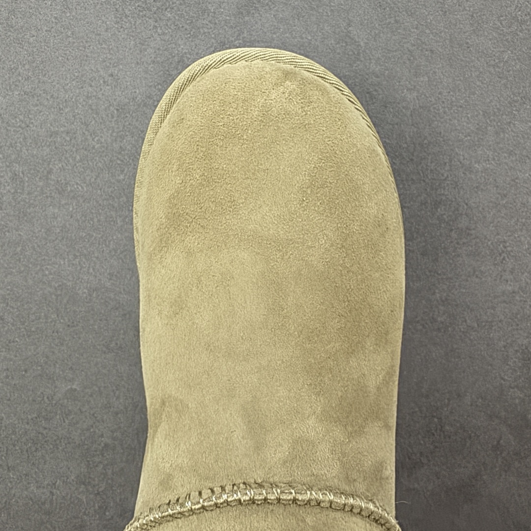 图片[8]-【SP顶级版】UGG W CLASSIC UL TRA MINI 秋冬羊毛一体雪地靴 W/1135093 原代工厂隆丰A级真羊毛皮一体完全遵循正平正品，精选A级羊皮毛一体材质，内里毛绒如云朵般包裹双脚，白带恒温属性一寒锁温抗冻，股季透气排湿，让双脚时刻处于干爽舒适的状态，轻量化设计搭配柔韧鞋底，每一步都似踩在软垫上，再加上贴合足型的弧度与足跟支撑，无论是居家休憩,外出通勤还是日常跑腿，全天行走也无负担。 从经典高筒靴到简约拖鞋，从基础中性色到潮流设计，既能与牛仔裤、卫衣打造随性日常，也能搭配裙子、男女同款更能轻松适配情侣穿搭。 优质羊皮毛天生耐磨损，搭配扎实工艺与防水科技加持，能抵御日常磨损与雨雪侵袭。一双穿数年仍能保持柔软质感💪🏻 尺码：35-40-选品中心