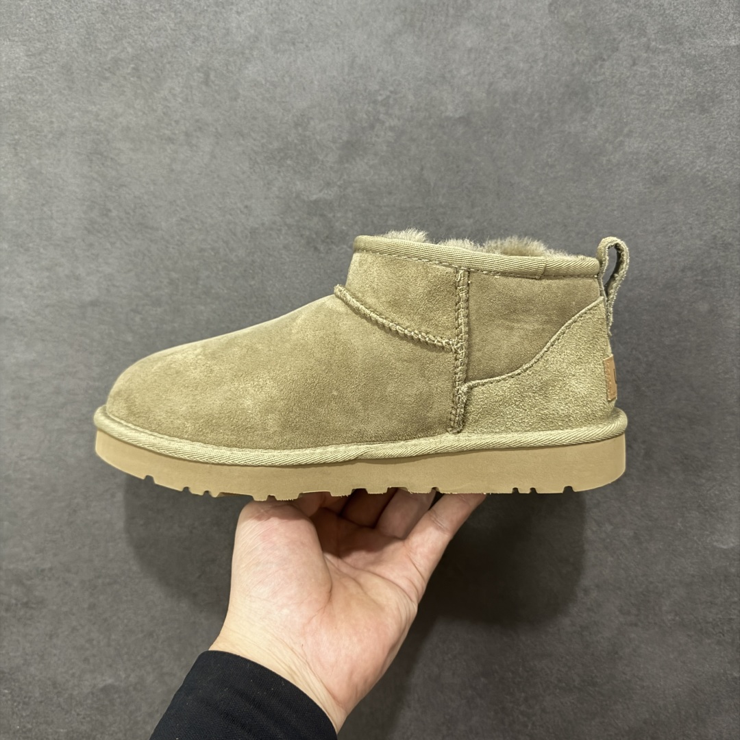 图片[2]-【SP顶级版】UGG W CLASSIC UL TRA MINI 秋冬羊毛一体雪地靴 W/1135093 原代工厂隆丰A级真羊毛皮一体完全遵循正平正品，精选A级羊皮毛一体材质，内里毛绒如云朵般包裹双脚，白带恒温属性一寒锁温抗冻，股季透气排湿，让双脚时刻处于干爽舒适的状态，轻量化设计搭配柔韧鞋底，每一步都似踩在软垫上，再加上贴合足型的弧度与足跟支撑，无论是居家休憩,外出通勤还是日常跑腿，全天行走也无负担。 从经典高筒靴到简约拖鞋，从基础中性色到潮流设计，既能与牛仔裤、卫衣打造随性日常，也能搭配裙子、男女同款更能轻松适配情侣穿搭。 优质羊皮毛天生耐磨损，搭配扎实工艺与防水科技加持，能抵御日常磨损与雨雪侵袭。一双穿数年仍能保持柔软质感💪🏻 尺码：35-40-选品中心