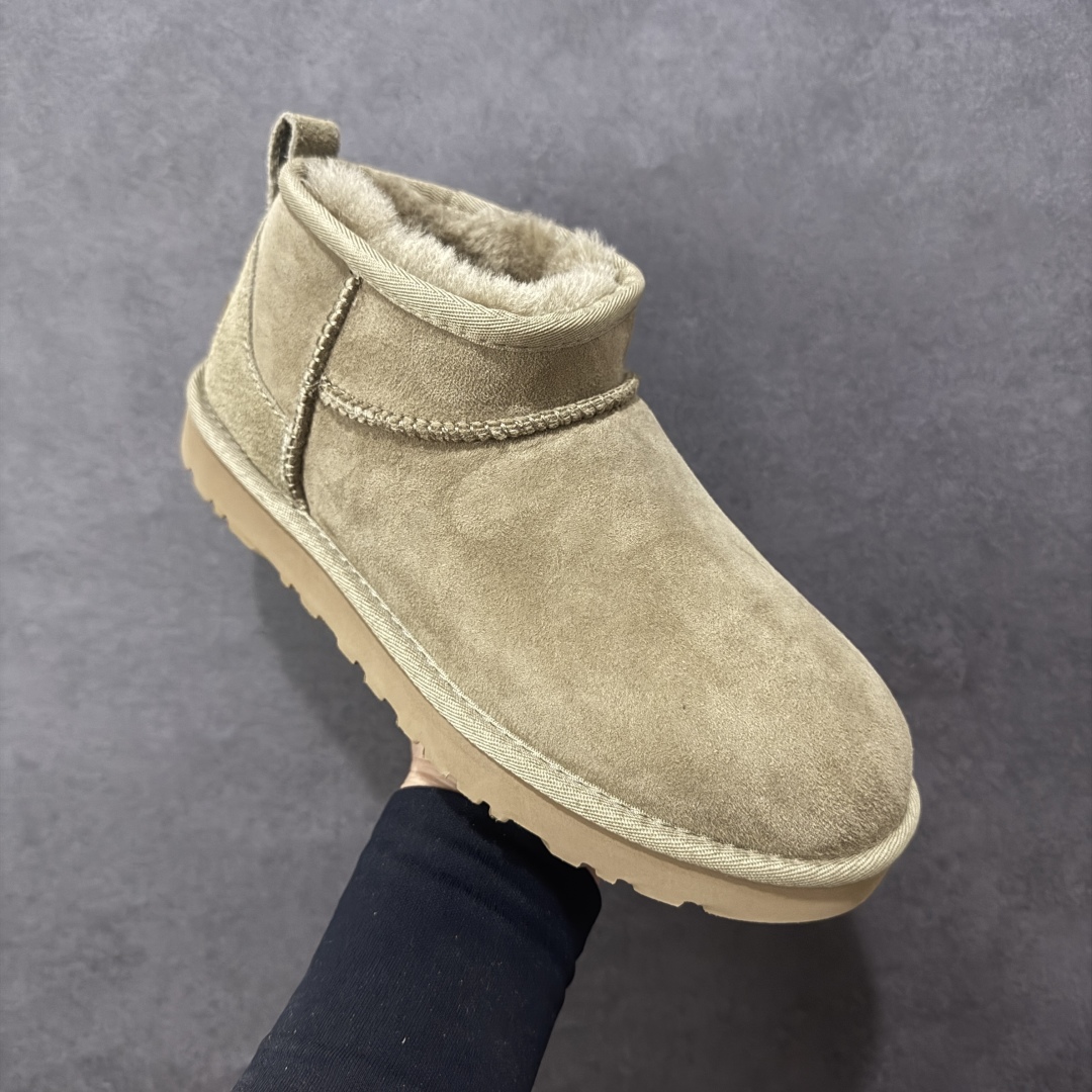 图片[3]-【SP顶级版】UGG W CLASSIC UL TRA MINI 秋冬羊毛一体雪地靴 W/1135093 原代工厂隆丰A级真羊毛皮一体完全遵循正平正品，精选A级羊皮毛一体材质，内里毛绒如云朵般包裹双脚，白带恒温属性一寒锁温抗冻，股季透气排湿，让双脚时刻处于干爽舒适的状态，轻量化设计搭配柔韧鞋底，每一步都似踩在软垫上，再加上贴合足型的弧度与足跟支撑，无论是居家休憩,外出通勤还是日常跑腿，全天行走也无负担。 从经典高筒靴到简约拖鞋，从基础中性色到潮流设计，既能与牛仔裤、卫衣打造随性日常，也能搭配裙子、男女同款更能轻松适配情侣穿搭。 优质羊皮毛天生耐磨损，搭配扎实工艺与防水科技加持，能抵御日常磨损与雨雪侵袭。一双穿数年仍能保持柔软质感💪🏻 尺码：35-40-选品中心