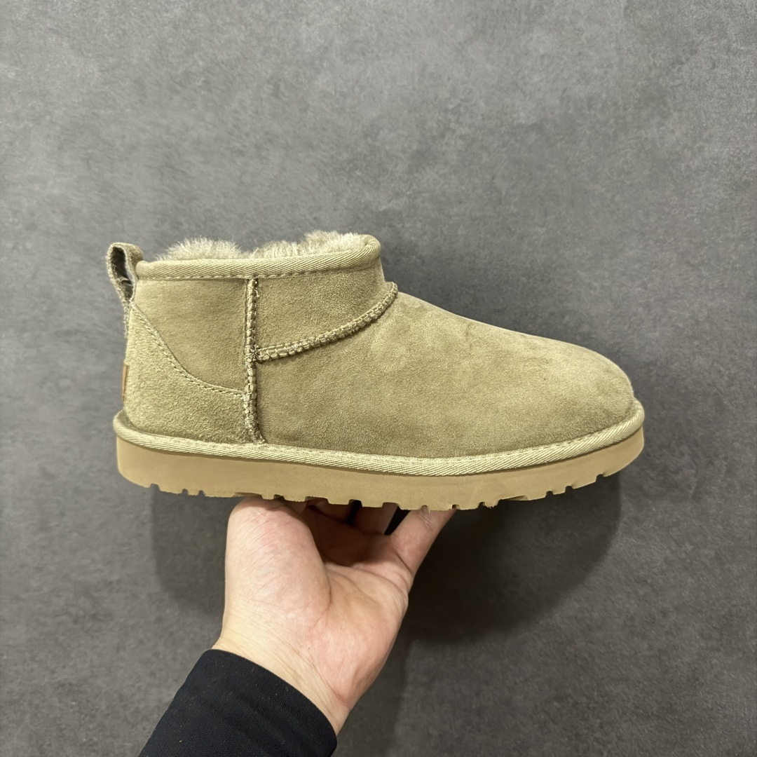 【SP顶级版】UGG W CLASSIC UL TRA MINI 秋冬羊毛一体雪地靴 W/1135093 原代工厂隆丰A级真羊毛皮一体完全遵循正平正品,精选A级羊皮毛一体材质,内里毛绒如云朵般包裹双脚,白带恒温属性一寒锁温抗冻,股季透气排湿,让双脚时刻处于干爽舒适的状态,轻量化设计搭配柔韧鞋底,每一步都似踩在软垫上,再加上贴合足型的弧度与足跟支撑,无论是居家休憩,外出通勤还是日常跑腿,全天行走也无负担。 从经典高筒靴到简约拖鞋,从基础中性色到潮流设计,既能与牛仔裤、卫衣打造随性日常,也能搭配裙子、男女同款更能轻松适配情侣穿搭。 优质羊皮毛天生耐磨损,搭配扎实工艺与防水科技加持,能抵御日常磨损与雨雪侵袭。一双穿数年仍能保持柔软质感💪🏻 尺码:35-40-选品中心