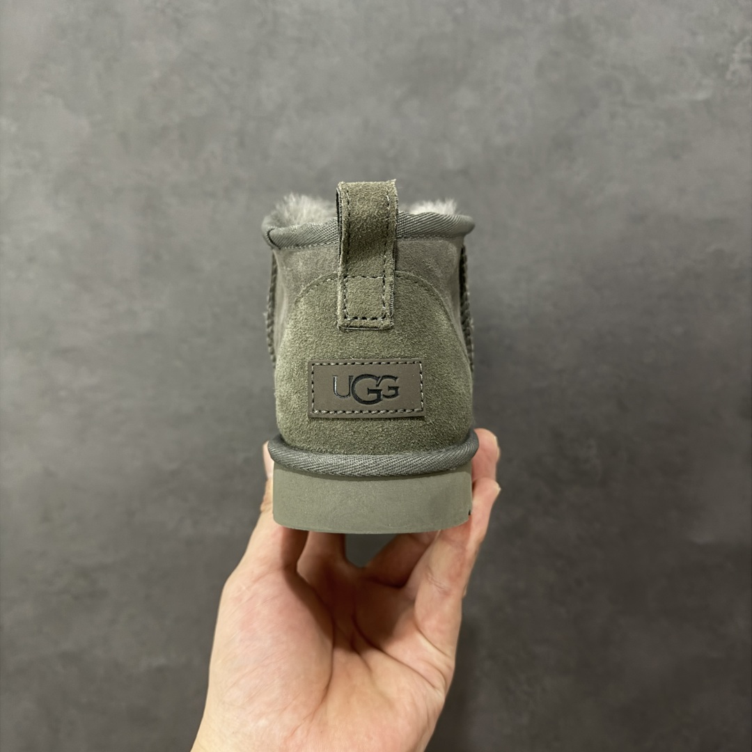 图片[4]-【SP顶级版】UGG W CLASSIC UL TRA MINI 秋冬羊毛一体雪地靴 W/1135093 原代工厂隆丰A级真羊毛皮一体完全遵循正平正品，精选A级羊皮毛一体材质，内里毛绒如云朵般包裹双脚，白带恒温属性一寒锁温抗冻，股季透气排湿，让双脚时刻处于干爽舒适的状态，轻量化设计搭配柔韧鞋底，每一步都似踩在软垫上，再加上贴合足型的弧度与足跟支撑，无论是居家休憩,外出通勤还是日常跑腿，全天行走也无负担。 从经典高筒靴到简约拖鞋，从基础中性色到潮流设计，既能与牛仔裤、卫衣打造随性日常，也能搭配裙子、男女同款更能轻松适配情侣穿搭。 优质羊皮毛天生耐磨损，搭配扎实工艺与防水科技加持，能抵御日常磨损与雨雪侵袭。一双穿数年仍能保持柔软质感💪🏻 尺码：35-40-选品中心