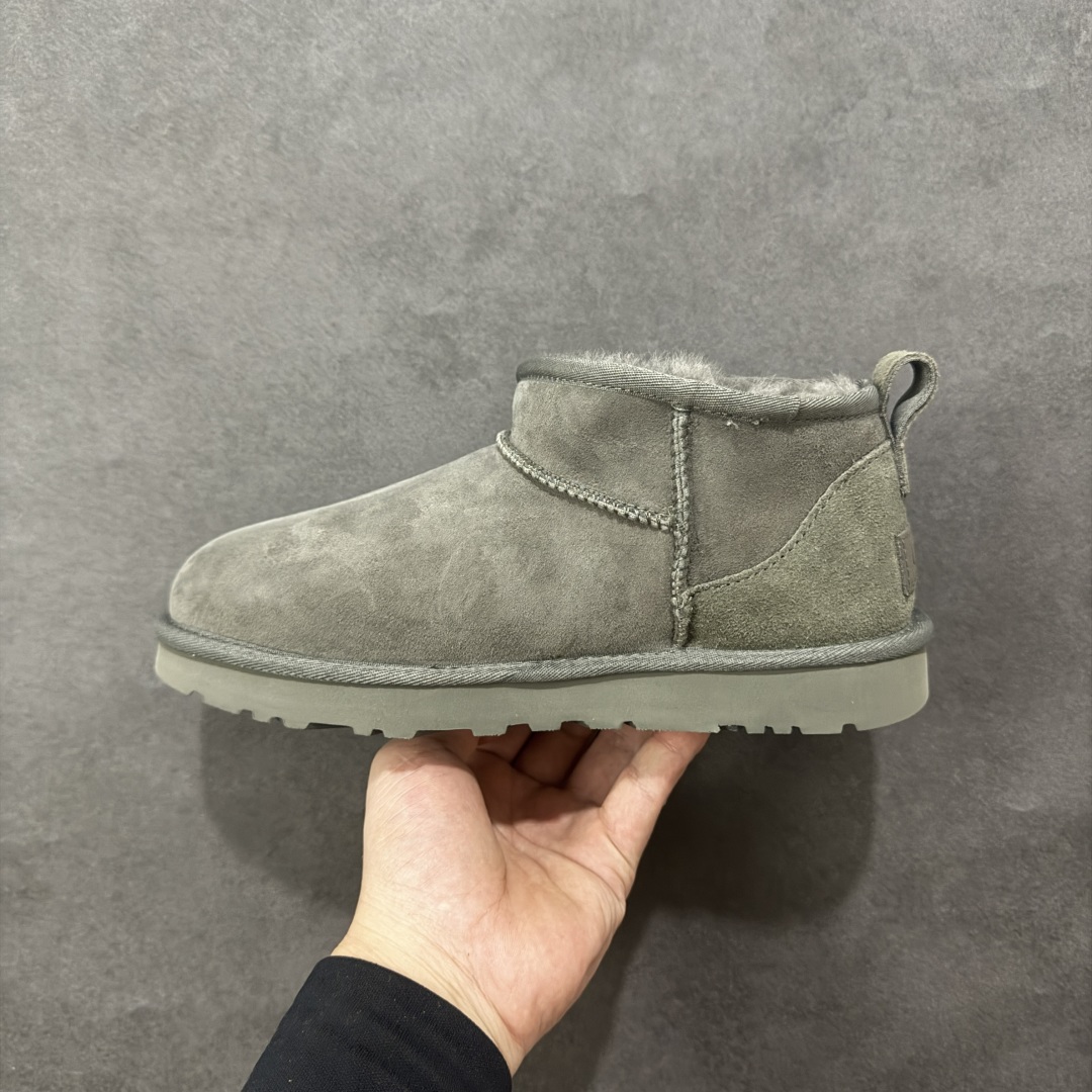 图片[2]-【SP顶级版】UGG W CLASSIC UL TRA MINI 秋冬羊毛一体雪地靴 W/1135093 原代工厂隆丰A级真羊毛皮一体完全遵循正平正品，精选A级羊皮毛一体材质，内里毛绒如云朵般包裹双脚，白带恒温属性一寒锁温抗冻，股季透气排湿，让双脚时刻处于干爽舒适的状态，轻量化设计搭配柔韧鞋底，每一步都似踩在软垫上，再加上贴合足型的弧度与足跟支撑，无论是居家休憩,外出通勤还是日常跑腿，全天行走也无负担。 从经典高筒靴到简约拖鞋，从基础中性色到潮流设计，既能与牛仔裤、卫衣打造随性日常，也能搭配裙子、男女同款更能轻松适配情侣穿搭。 优质羊皮毛天生耐磨损，搭配扎实工艺与防水科技加持，能抵御日常磨损与雨雪侵袭。一双穿数年仍能保持柔软质感💪🏻 尺码：35-40-选品中心