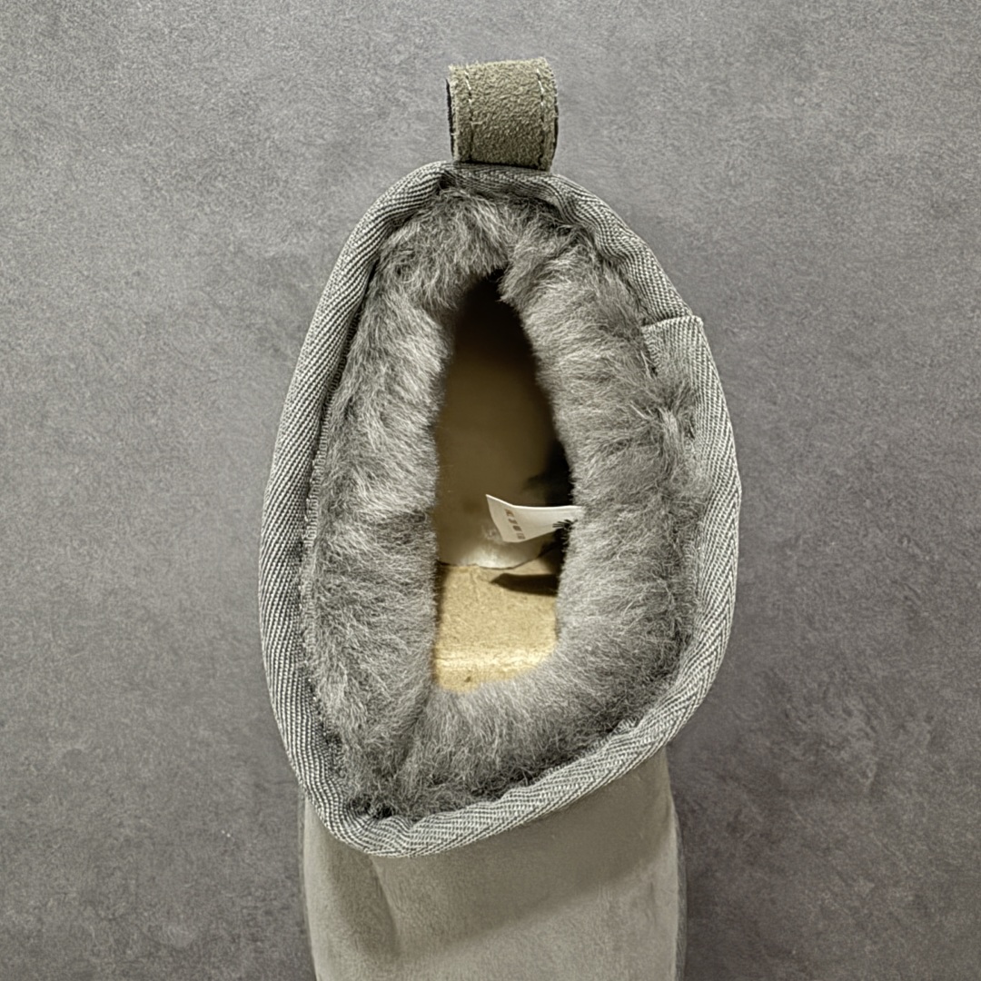 图片[7]-【SP顶级版】UGG W CLASSIC UL TRA MINI 秋冬羊毛一体雪地靴 W/1135093 原代工厂隆丰A级真羊毛皮一体完全遵循正平正品，精选A级羊皮毛一体材质，内里毛绒如云朵般包裹双脚，白带恒温属性一寒锁温抗冻，股季透气排湿，让双脚时刻处于干爽舒适的状态，轻量化设计搭配柔韧鞋底，每一步都似踩在软垫上，再加上贴合足型的弧度与足跟支撑，无论是居家休憩,外出通勤还是日常跑腿，全天行走也无负担。 从经典高筒靴到简约拖鞋，从基础中性色到潮流设计，既能与牛仔裤、卫衣打造随性日常，也能搭配裙子、男女同款更能轻松适配情侣穿搭。 优质羊皮毛天生耐磨损，搭配扎实工艺与防水科技加持，能抵御日常磨损与雨雪侵袭。一双穿数年仍能保持柔软质感💪🏻 尺码：35-40-选品中心