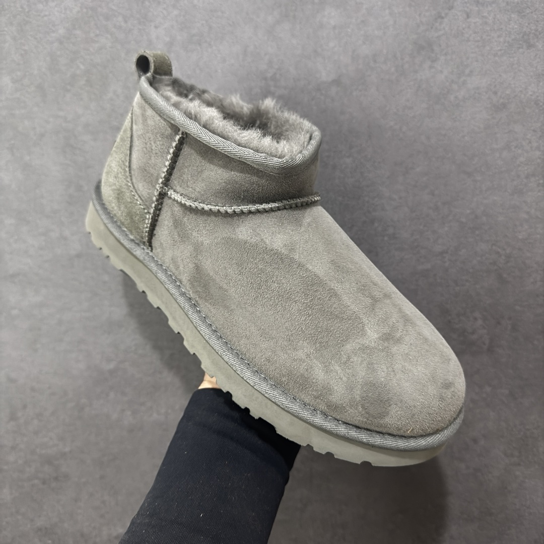 图片[3]-【SP顶级版】UGG W CLASSIC UL TRA MINI 秋冬羊毛一体雪地靴 W/1135093 原代工厂隆丰A级真羊毛皮一体完全遵循正平正品，精选A级羊皮毛一体材质，内里毛绒如云朵般包裹双脚，白带恒温属性一寒锁温抗冻，股季透气排湿，让双脚时刻处于干爽舒适的状态，轻量化设计搭配柔韧鞋底，每一步都似踩在软垫上，再加上贴合足型的弧度与足跟支撑，无论是居家休憩,外出通勤还是日常跑腿，全天行走也无负担。 从经典高筒靴到简约拖鞋，从基础中性色到潮流设计，既能与牛仔裤、卫衣打造随性日常，也能搭配裙子、男女同款更能轻松适配情侣穿搭。 优质羊皮毛天生耐磨损，搭配扎实工艺与防水科技加持，能抵御日常磨损与雨雪侵袭。一双穿数年仍能保持柔软质感💪🏻 尺码：35-40-选品中心