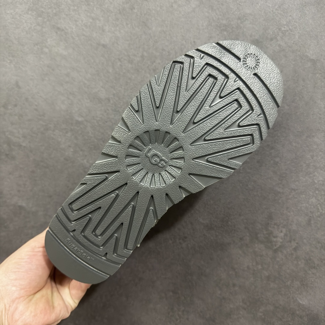 图片[9]-【SP顶级版】UGG W CLASSIC UL TRA MINI 秋冬羊毛一体雪地靴 W/1135093 原代工厂隆丰A级真羊毛皮一体完全遵循正平正品，精选A级羊皮毛一体材质，内里毛绒如云朵般包裹双脚，白带恒温属性一寒锁温抗冻，股季透气排湿，让双脚时刻处于干爽舒适的状态，轻量化设计搭配柔韧鞋底，每一步都似踩在软垫上，再加上贴合足型的弧度与足跟支撑，无论是居家休憩,外出通勤还是日常跑腿，全天行走也无负担。 从经典高筒靴到简约拖鞋，从基础中性色到潮流设计，既能与牛仔裤、卫衣打造随性日常，也能搭配裙子、男女同款更能轻松适配情侣穿搭。 优质羊皮毛天生耐磨损，搭配扎实工艺与防水科技加持，能抵御日常磨损与雨雪侵袭。一双穿数年仍能保持柔软质感💪🏻 尺码：35-40-选品中心