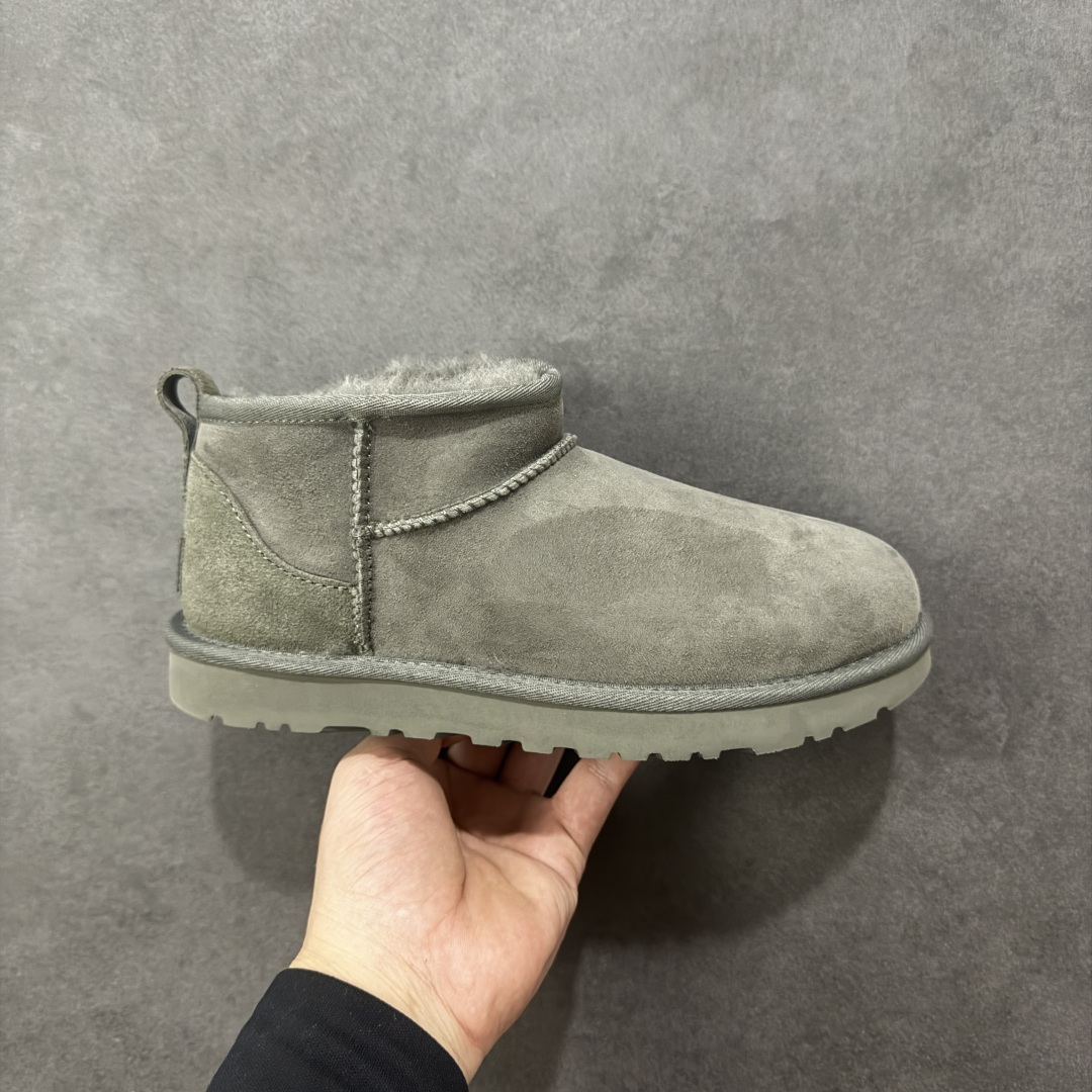 【SP顶级版】UGG W CLASSIC UL TRA MINI 秋冬羊毛一体雪地靴 W/1135093 原代工厂隆丰A级真羊毛皮一体完全遵循正平正品,精选A级羊皮毛一体材质,内里毛绒如云朵般包裹双脚,白带恒温属性一寒锁温抗冻,股季透气排湿,让双脚时刻处于干爽舒适的状态,轻量化设计搭配柔韧鞋底,每一步都似踩在软垫上,再加上贴合足型的弧度与足跟支撑,无论是居家休憩,外出通勤还是日常跑腿,全天行走也无负担。 从经典高筒靴到简约拖鞋,从基础中性色到潮流设计,既能与牛仔裤、卫衣打造随性日常,也能搭配裙子、男女同款更能轻松适配情侣穿搭。 优质羊皮毛天生耐磨损,搭配扎实工艺与防水科技加持,能抵御日常磨损与雨雪侵袭。一双穿数年仍能保持柔软质感💪🏻 尺码:35-40-选品中心