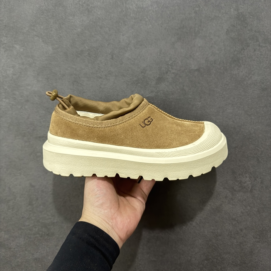 【SP顶级版】UGG 1144096 塔尔曼秋冬羊毛一体雪地靴 原代工厂隆丰A级真羊毛皮一体完全遵循正平正品,精选A级羊皮毛一体材质,内里毛绒如云朵般包裹双脚,白带恒温属性一寒锁温抗冻,股季透气排湿,让双脚时刻处于干爽舒适的状态,轻量化设计搭配柔韧鞋底,每一步都似踩在软垫上,再加上贴合足型的弧度与足跟支撑,无论是居家休憩,外出通勤还是日常跑腿,全天行走也无负担。 从经典高筒靴到简约拖鞋,从基础中性色到潮流设计,既能与牛仔裤、卫衣打造随性日常,也能搭配裙子、男女同款更能轻松适配情侣穿搭。 优质羊皮毛天生耐磨损,搭配扎实工艺与防水科技加持,能抵御日常磨损与雨雪侵袭。一双穿数年仍能保持柔软质感💪🏻 尺码:35-45-选品中心